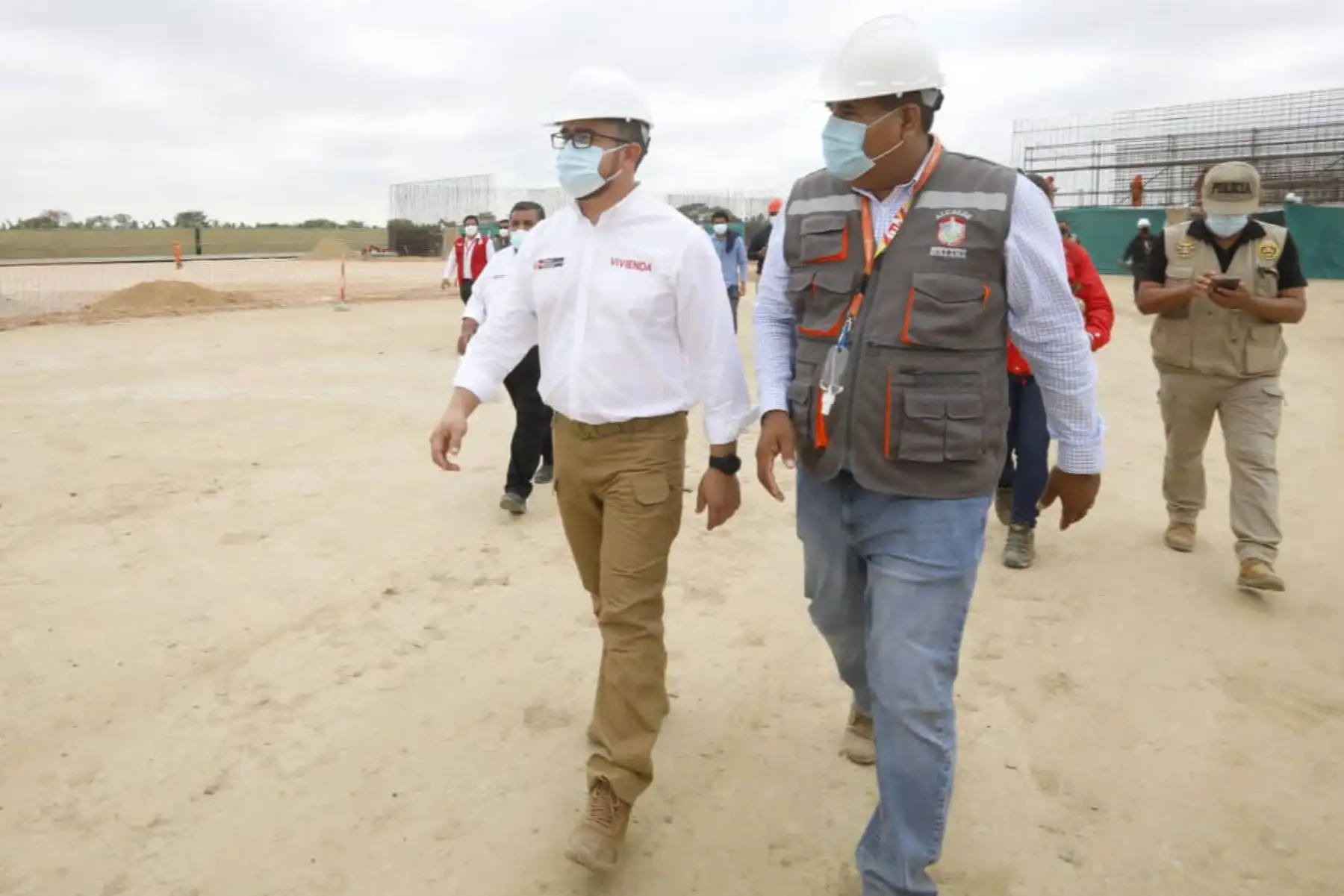 El ministro de Vivienda, Geiner Alvarado, inicia su jornada de trabajo en la región Piura, con la inspección del proyecto PTAR Sullana, que mejorará los servicios de saneamiento y tratamiento de aguas residuales en favor de 196 000 habitantes.
Foto: @viviendaperu