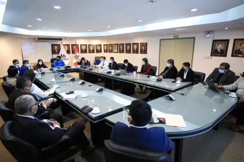 Durante la reunión los integrantes de la mesa de trabajo abordaron temas referidos a los beneficios de la Historia Clínica Digital, la misma que serviría para que, en tiempo real, se puedan obtener los datos del paciente y compartir el diagnóstico. Foto: EsSalud