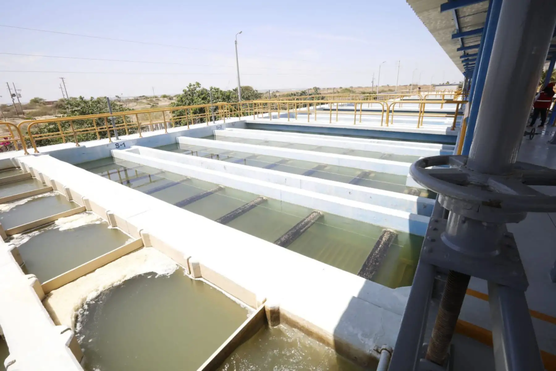 El ministro de Vivienda,  liderado por el ministro Geiner Alvarado, supervisó la Planta de Tratamiento de Agua Potable (PTAP) Curumuy, donde anunció el avance del proyecto de ampliación que beneficiará a los distritos de Piura y Castilla.
Foto: Ministerio de Vivienda