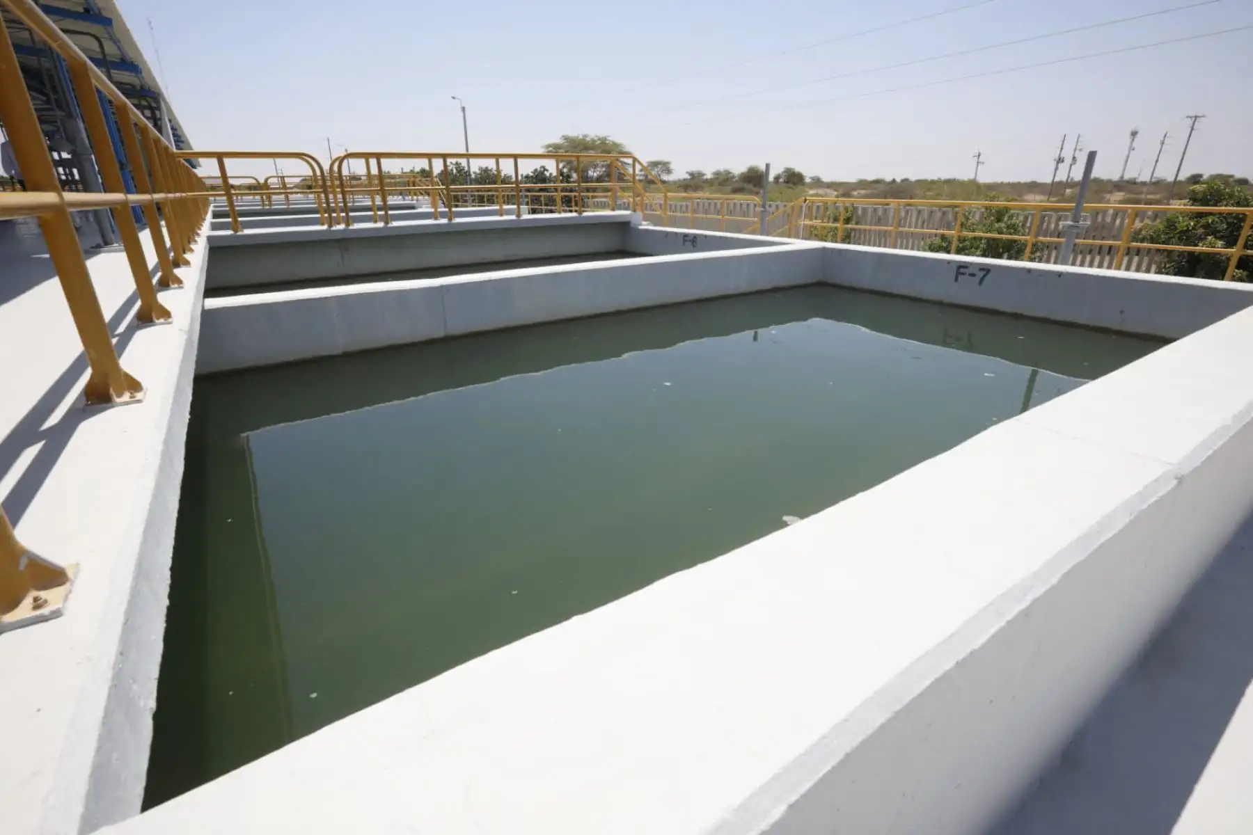El ministro de Vivienda,  liderado por el ministro Geiner Alvarado, supervisó la Planta de Tratamiento de Agua Potable (PTAP) Curumuy, donde anunció el avance del proyecto de ampliación que beneficiará a los distritos de Piura y Castilla.
Foto: Ministerio de Vivienda