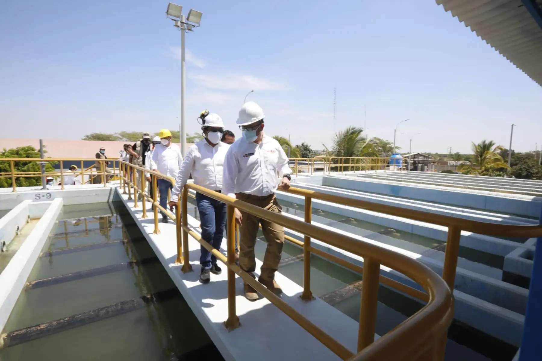 El ministro de Vivienda,  liderado por el ministro Geiner Alvarado, supervisó la Planta de Tratamiento de Agua Potable (PTAP) Curumuy, donde anunció el avance del proyecto de ampliación que beneficiará a los distritos de Piura y Castilla.
Foto: Ministerio de Vivienda