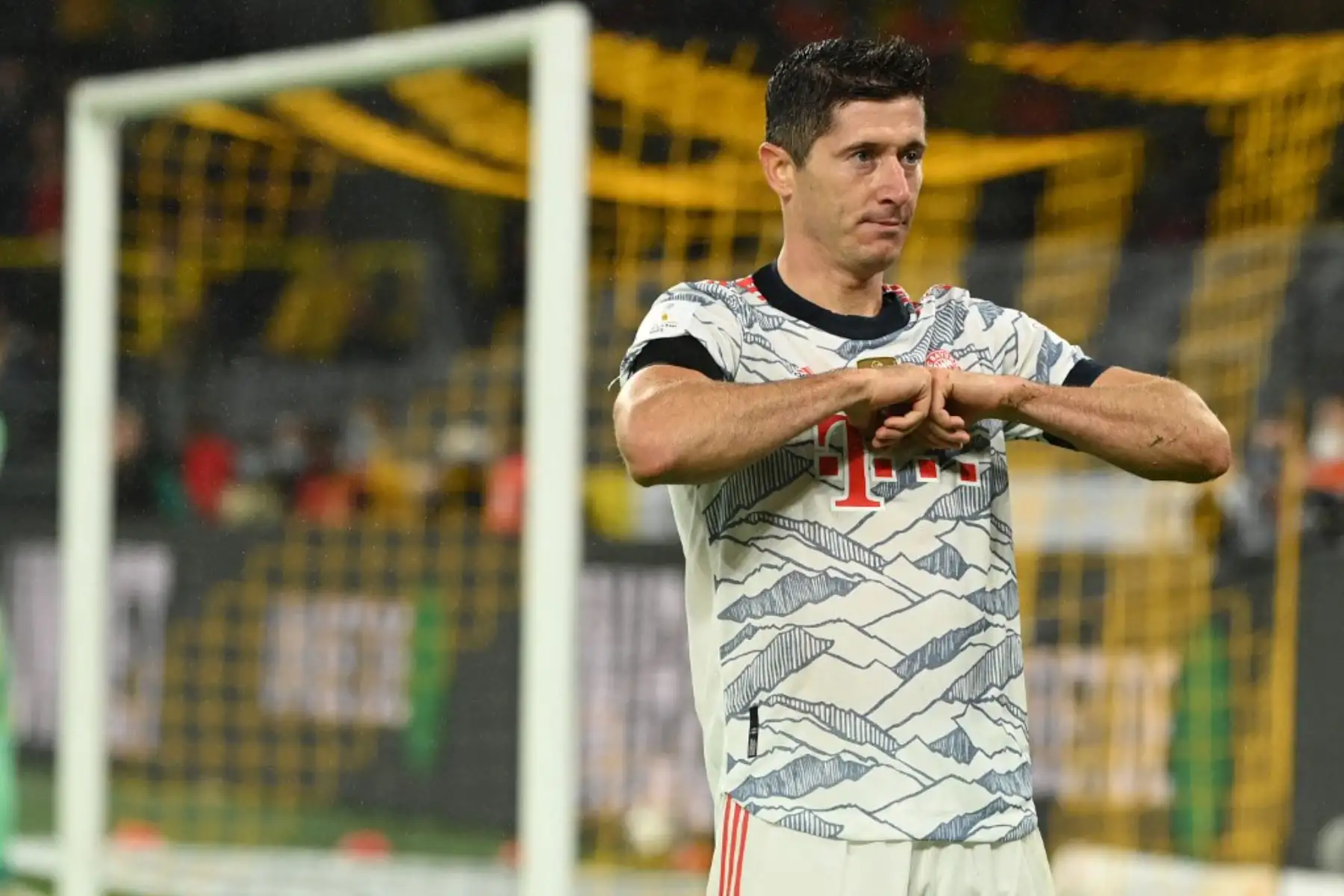 El delantero polaco del Bayern de Múnich, Robert Lewandowski, celebra su gol durante el partido de fútbol de la Supercopa de Alemania BVB Borussia Dortmund vs FC Bayern Múnich en Dortmund.

Foto: AFP