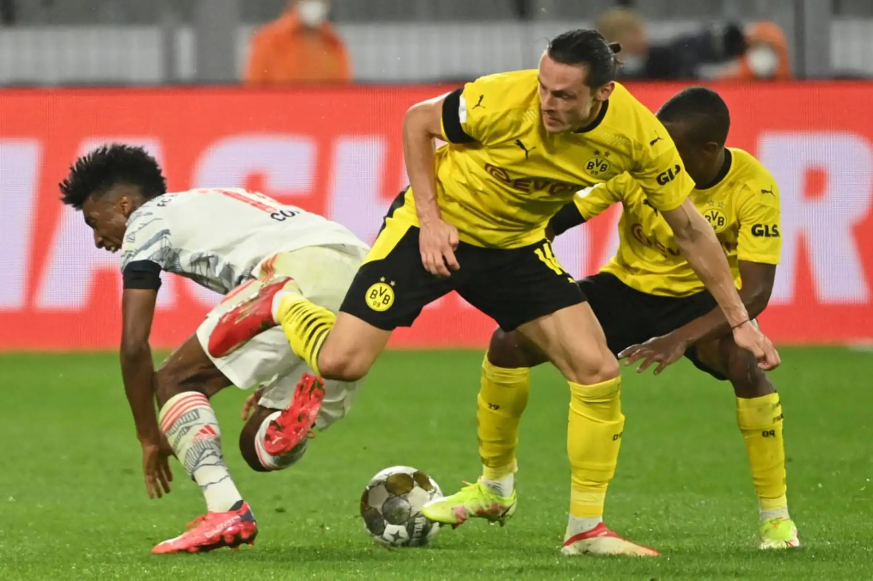 (De izquierda a derecha) El delantero francés del Bayern Munich Kingsley Coman, el defensor alemán del Dortmund Nico Schulz y el delantero alemán del Dortmund Youssoufa Moukoko compiten por el balón durante el partido de fútbol de la Supercopa de Alemania BVB Borussia Dortmund vs FC Bayern Munich en Dortmund.

Foto: AFP