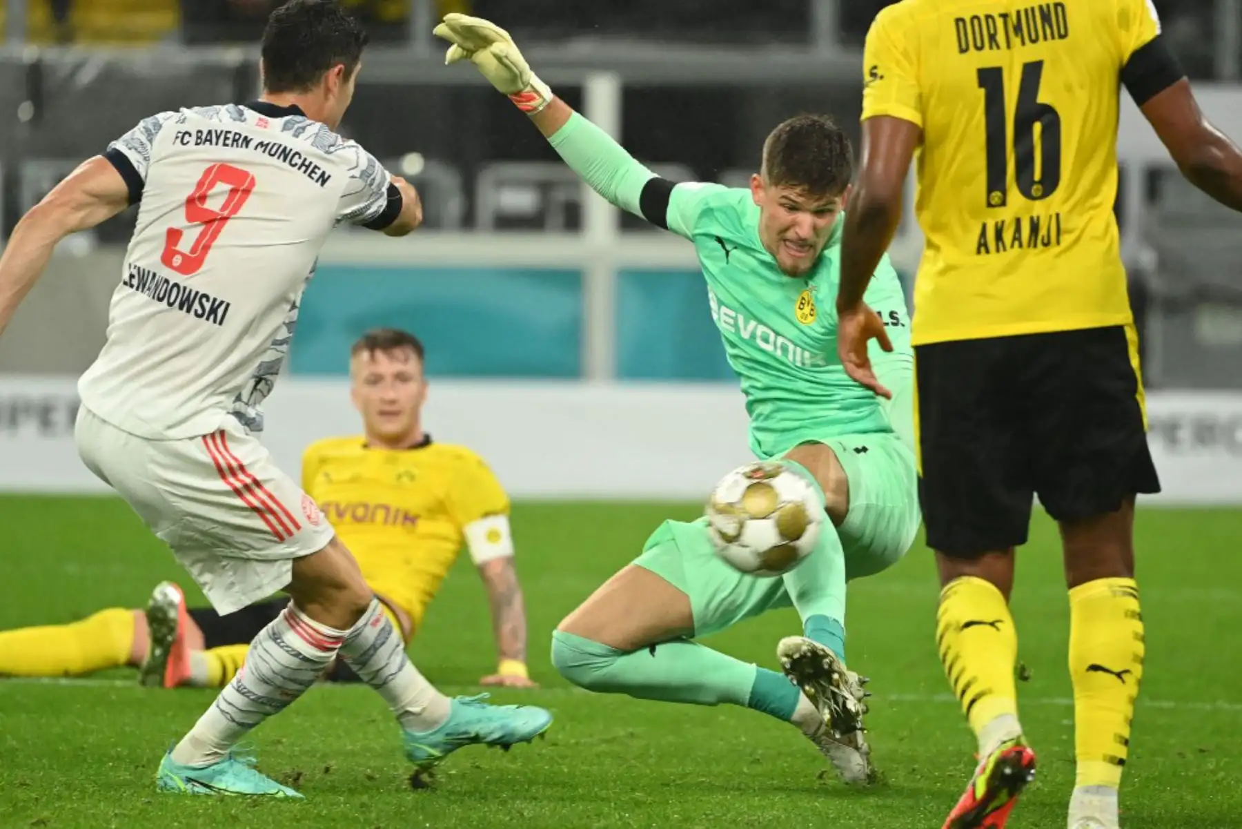 El delantero polaco del Bayern Múnich Robert Lewandowski intenta anotar más allá del portero suizo del Dortmund Gregor Kobel durante el partido de fútbol de la Supercopa de Alemania BVB Borussia Dortmund vs FC Bayern Múnich en Dortmund.

Foto: AFP