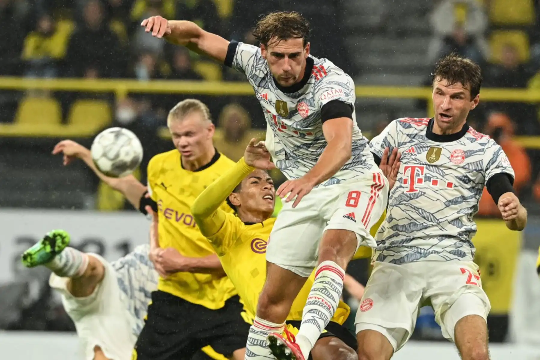 El mediocampista inglés del Dortmund Jude Bellingham (2L), el mediocampista alemán del Bayern Múnich Leon Goretzka y el delantero alemán del Bayern Múnich Thomas Mueller disputan el balón durante el partido de la Supercopa de Alemania BVB Borussia Dortmund vs FC Bayern Múnich en Dortmund

Foto: AFP