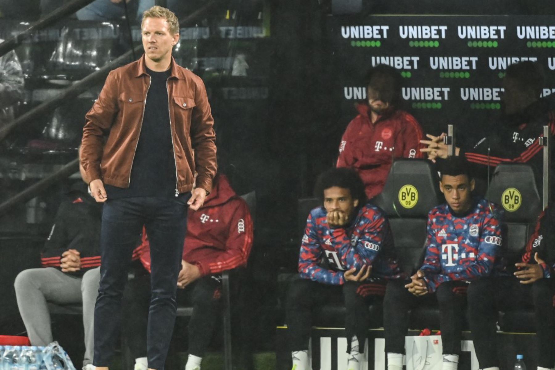 El entrenador del Bayern de Múnich, Julian Nagelsmann, observa durante el partido de fútbol de la Supercopa de Alemania BVB Borussia Dortmund vs FC Bayern Múnich en Dortmund

Foto: AFP
