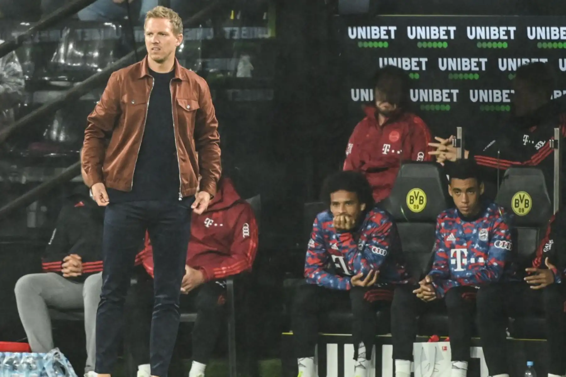 El entrenador del Bayern de Múnich, Julian Nagelsmann, observa durante el partido de fútbol de la Supercopa de Alemania BVB Borussia Dortmund vs FC Bayern Múnich en Dortmund

Foto: AFP