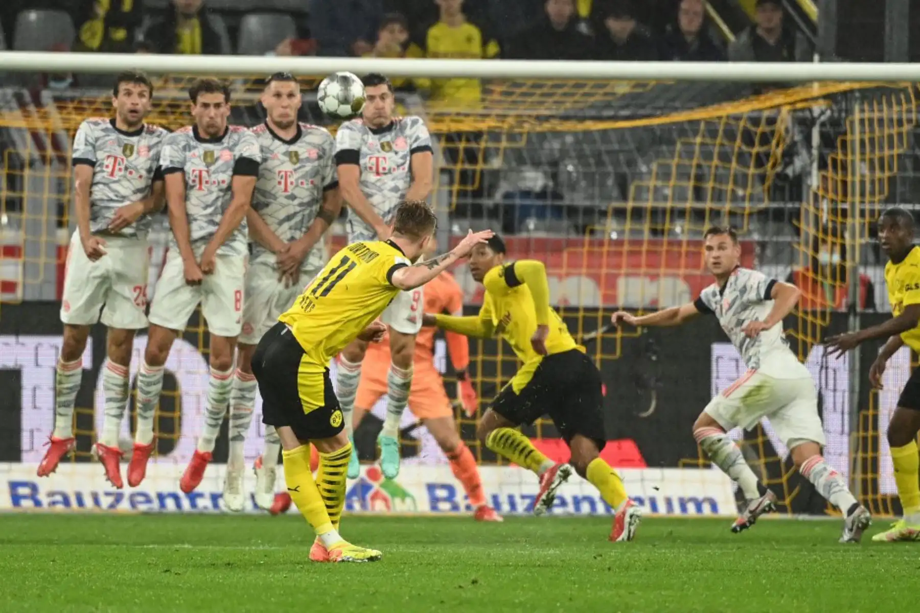 El delantero alemán del Dortmund Marco Reus (delantero) dispara un tiro libre durante el partido de fútbol de la Supercopa de Alemania BVB Borussia Dortmund vs FC Bayern Munich en Dortmund

Foto: AFP