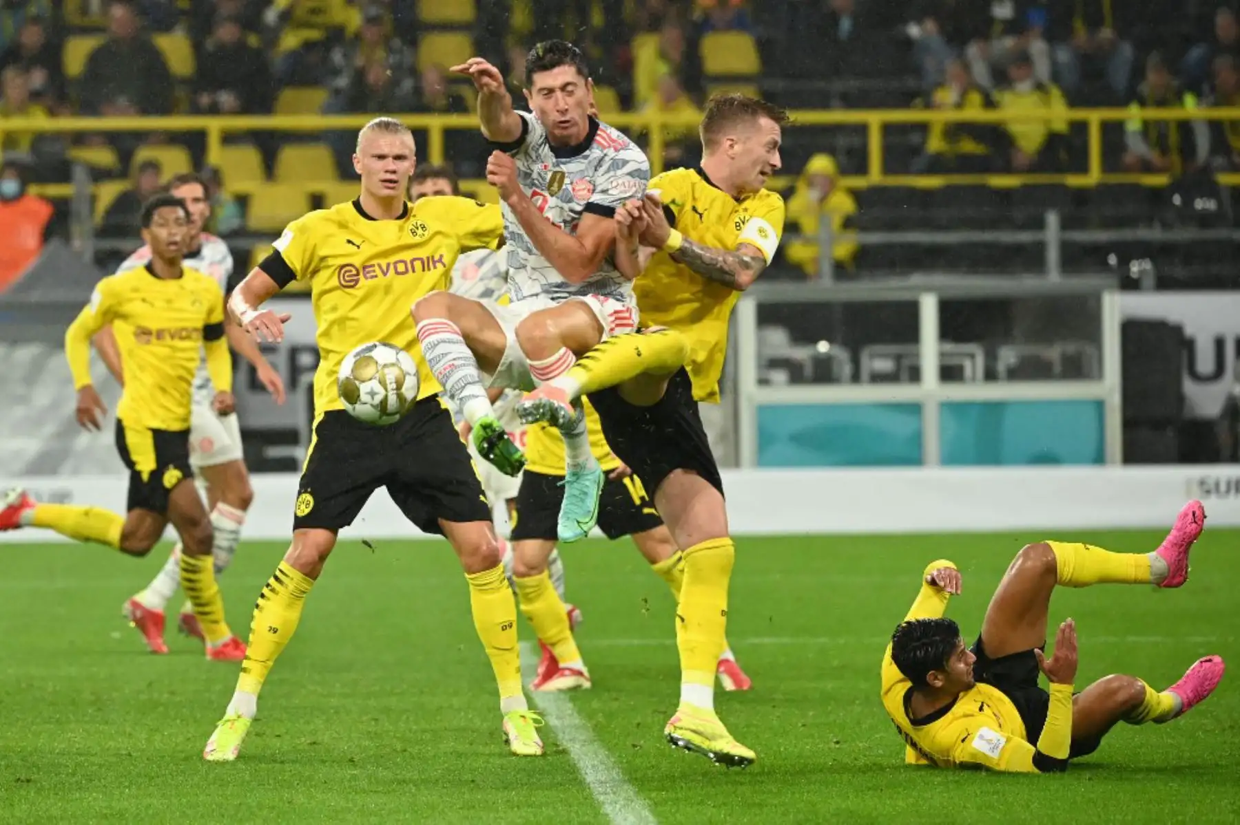 (De izquierda a derecha) el delantero noruego del Dortmund Erling Braut Haaland, el delantero polaco del Bayern Munich Robert Lewandowski y el delantero alemán del Dortmund Marco Reus compiten por el balón durante el partido de fútbol de la Supercopa de Alemania BVB Borussia Dortmund vs FC Bayern Munich en Dortmund

Foto: AFP