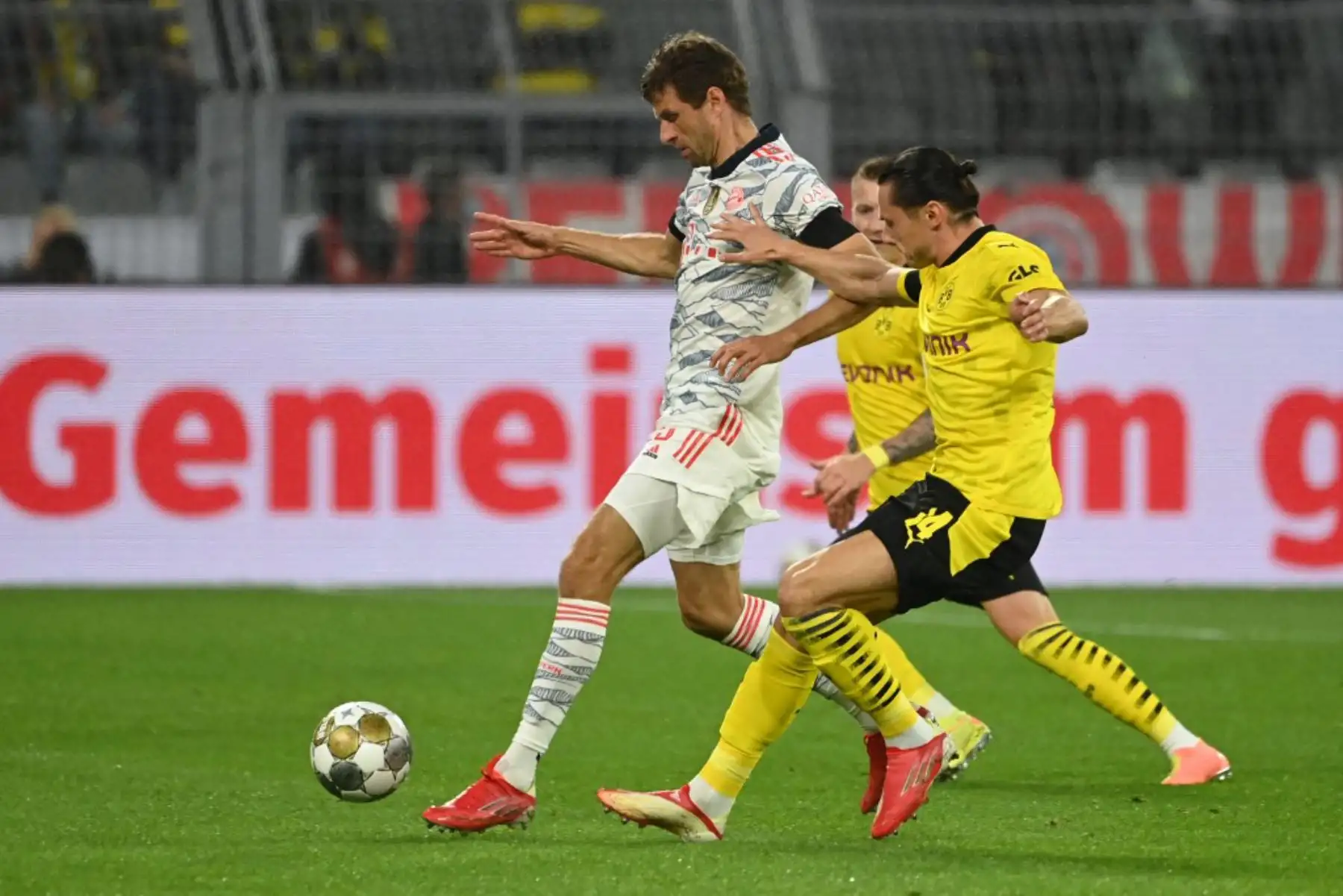 El delantero alemán del Bayern Munich Thomas Mueller (L) y el defensor alemán del Dortmund Nico Schulz disputan el balón durante el partido de fútbol de la Supercopa de Alemania BVB Borussia Dortmund vs FC Bayern Munich en Dortmun.

Foto: AFP