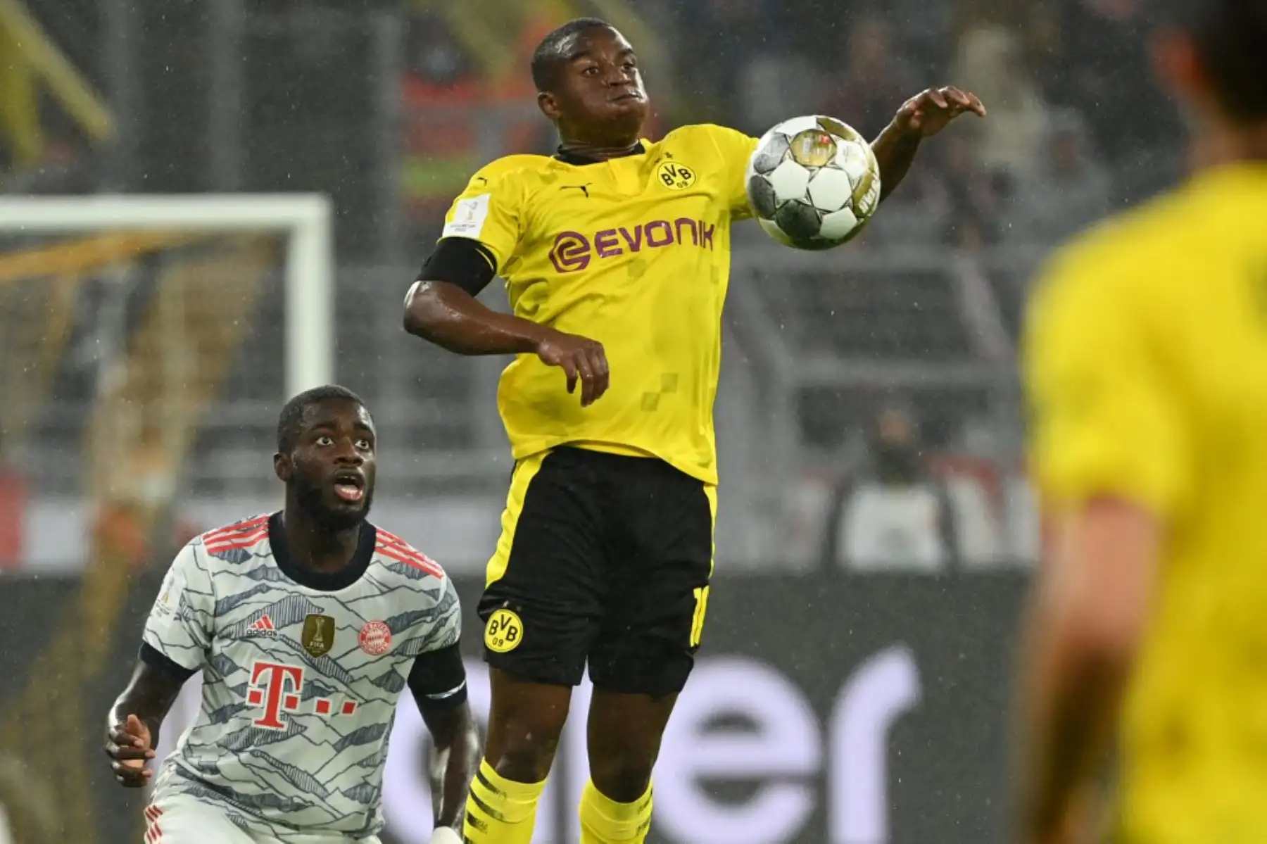 El defensor francés del Bayern Munich Dayot Upamecano (L) y el delantero alemán del Dortmund Youssoufa Moukoko disputan el balón durante el partido de fútbol de la Supercopa de Alemania BVB Borussia Dortmund vs FC Bayern Munich en Dortmund

Foto: AFP
