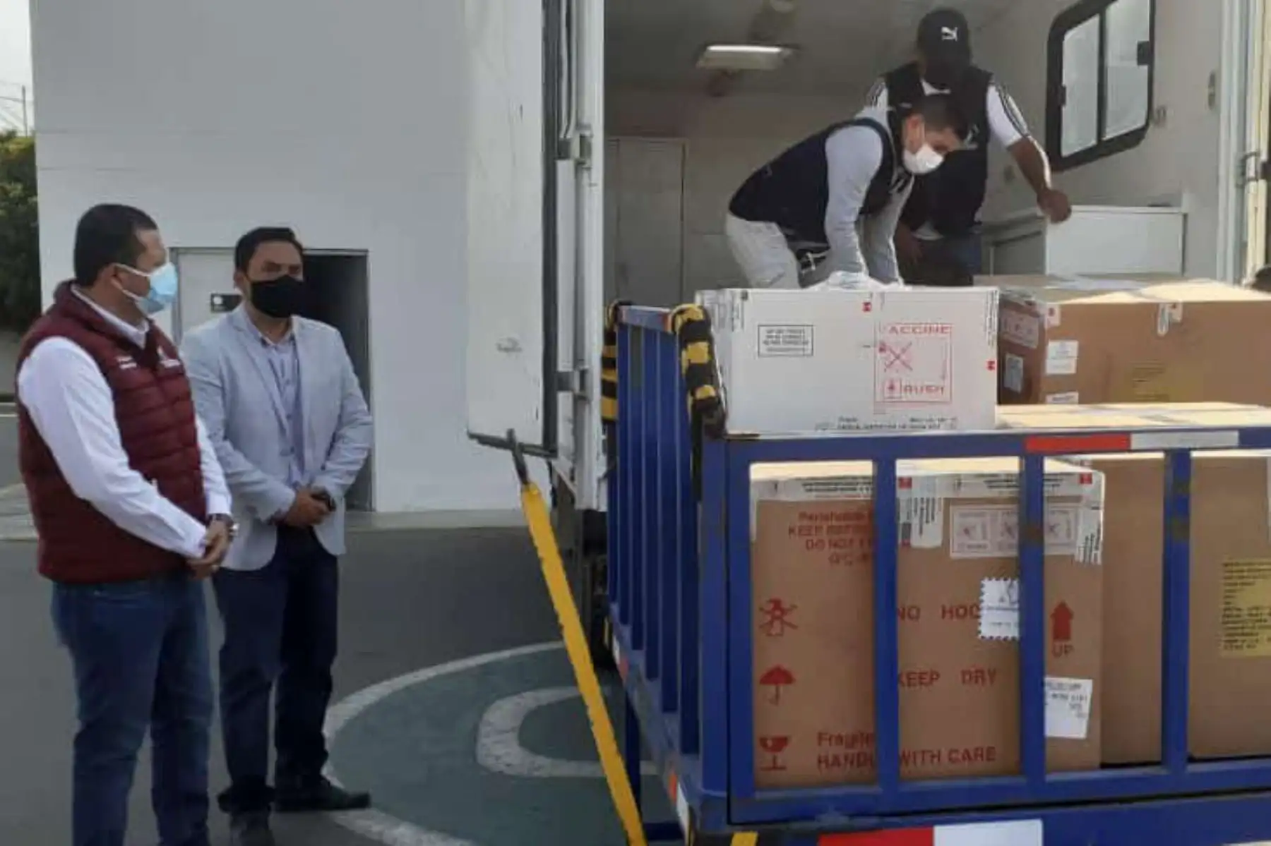 El gobernador de Lambayeque, Luis Díaz Bravo, y el gerente regional de Salud, Alipio Rivas Guevara, recibieron nuevo lote de vacunas. Foto: ANDINA/difusión.