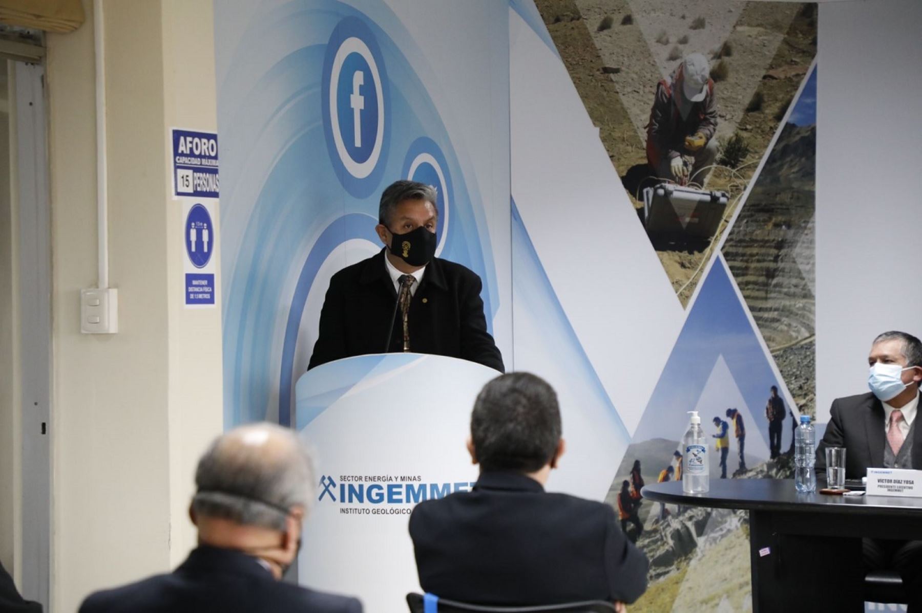 Ministro de Energía y Minas, Iván Merino, expone en aniversario del Instituto Geológico, Minero y Metalúrgico (Ingemmet). Foto: cortesía.