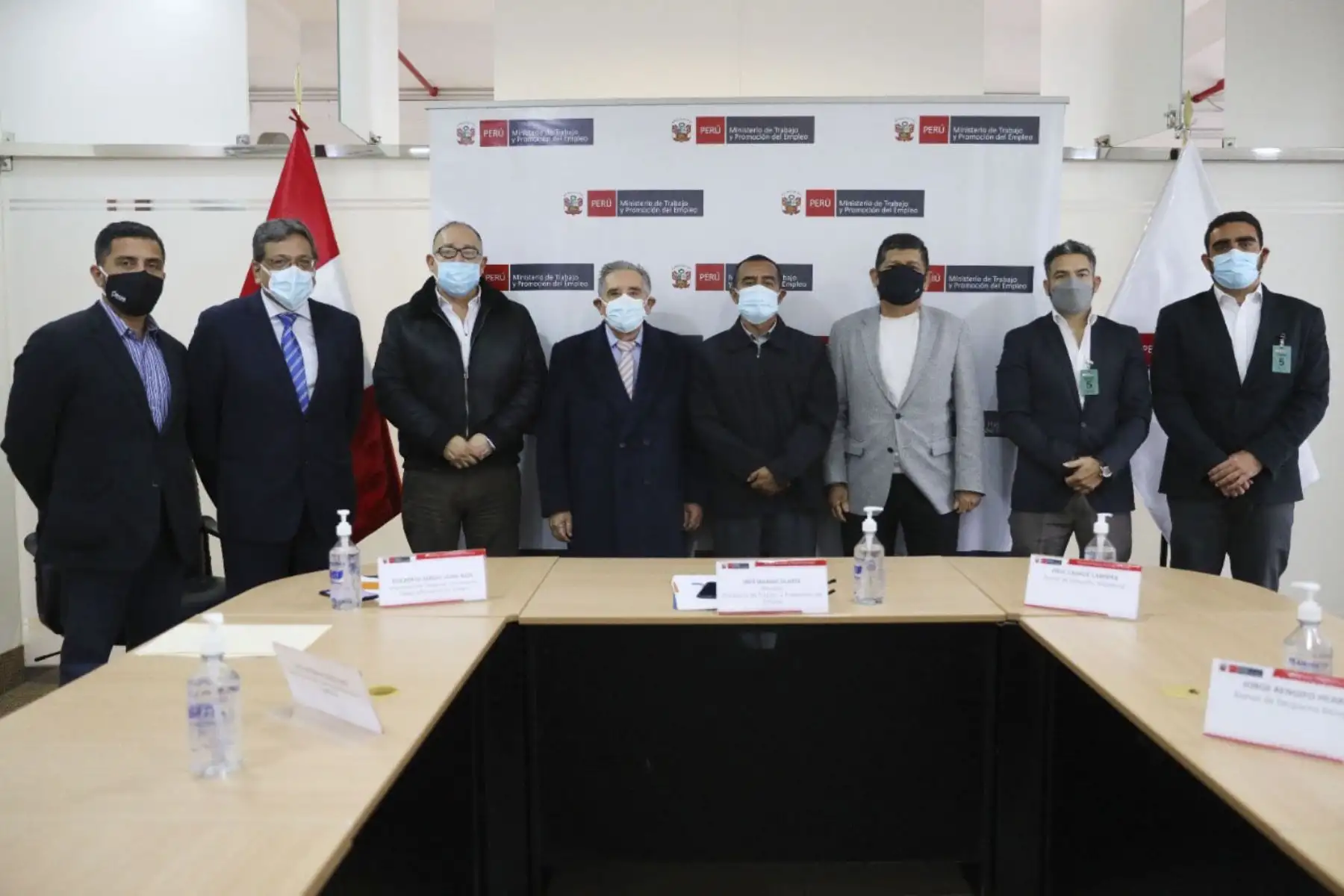 Ministro Iber Maraví, recibe a un grupo de directivos de la Cámara Peruana de la Construcción. Foto: MTPE/difusión.