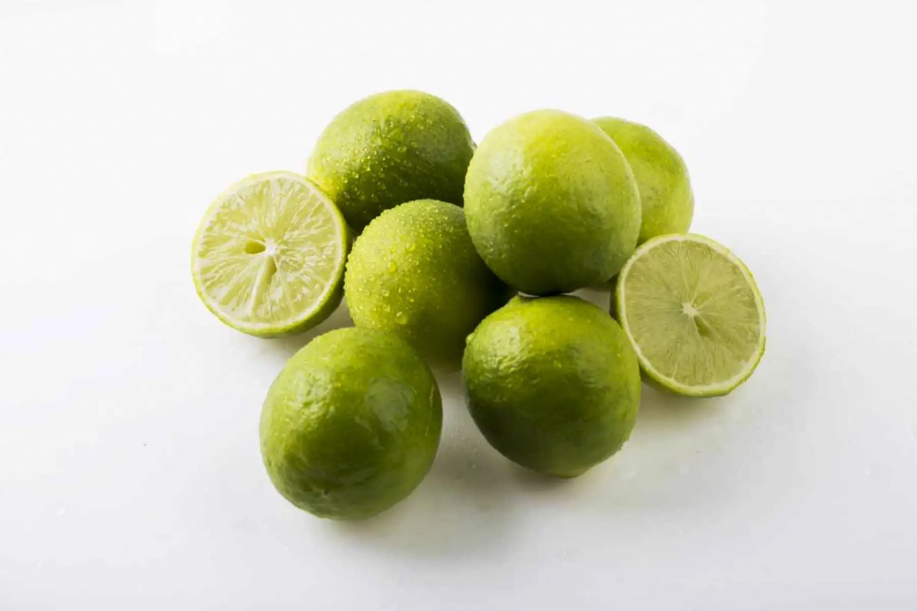 El limón destaca por su muy alta concentración de vitamina C (88% de la cantidad diaria recomendada para personas adultas), así como vitaminas del complejo B (B1 o Tiamina, B2 o Rivoflamina, B3 o Niacina, B5 o ácido pantoténico y B6 o piridoxina). ANDINA/Difusión