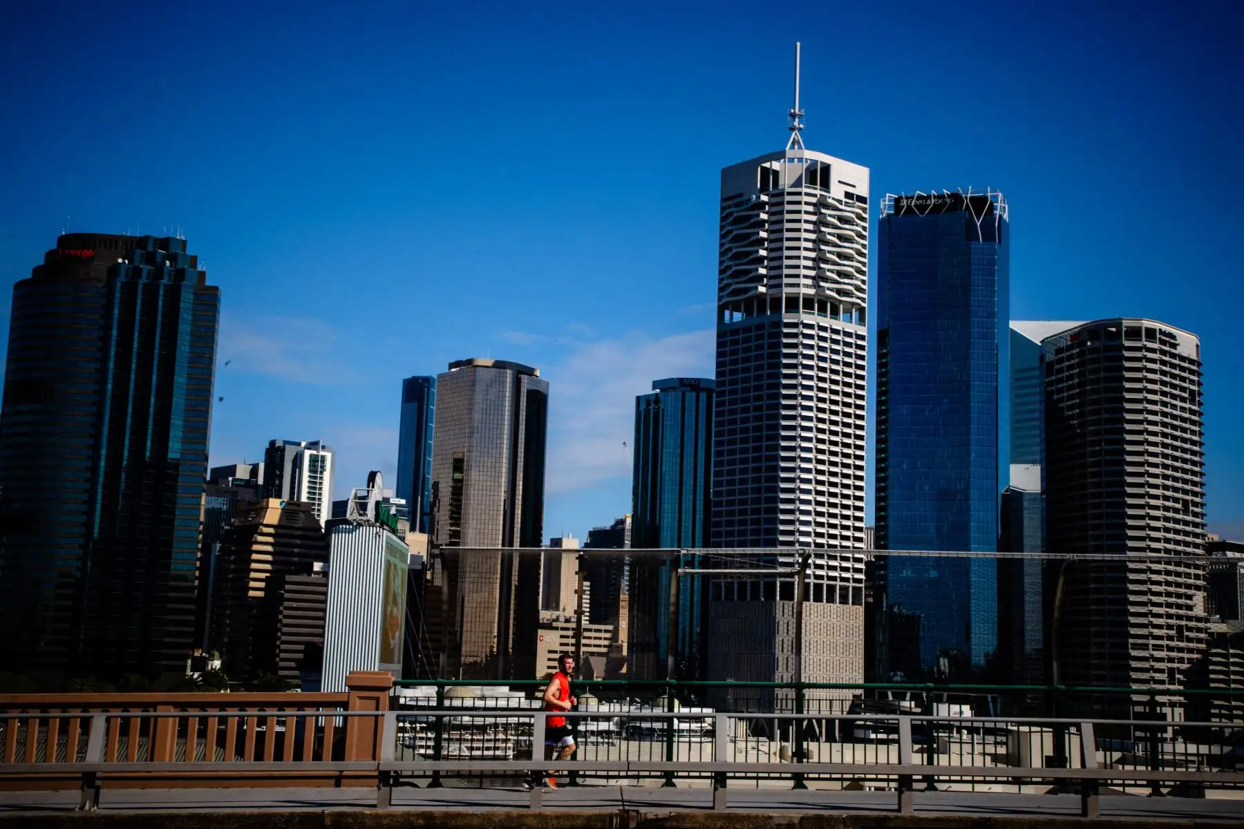 Un corredor se ejercita en el desierto Brisbane Story Bridge en Brisbane, mientras la ciudad se queda en silencio después de un bloqueo con Australia luchando contra los brotes de la variante Delta altamente contagiosa de covid-19. 
Foto: AFP
