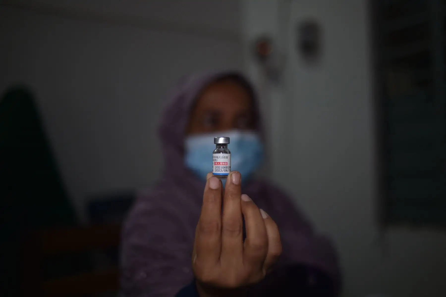 Un funcionario de salud muestra un vial de la vacuna Sinopharm contra el coronavirus Covid-19 durante una campaña especial de vacunación en Daulatdia.
Foto: AFP