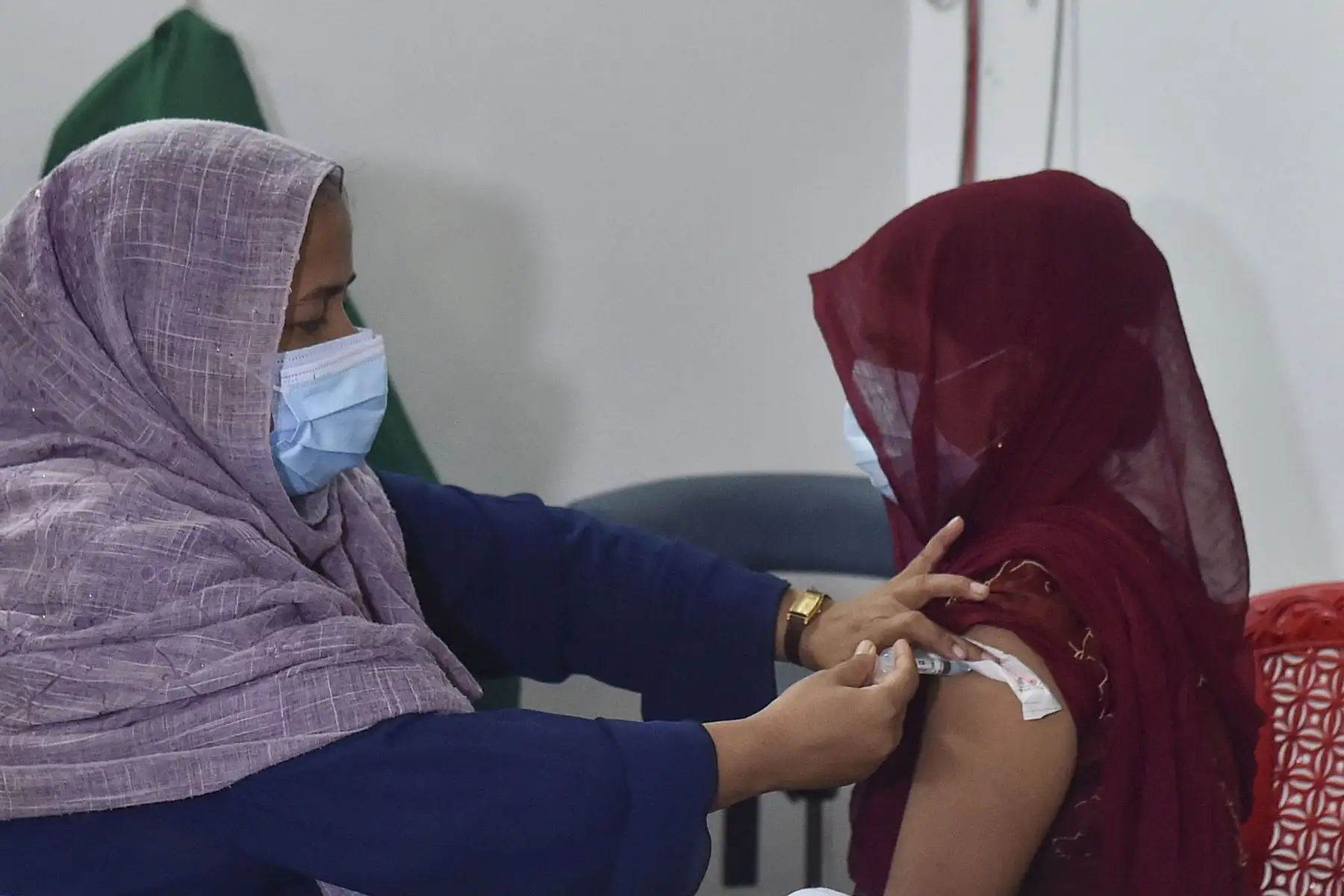 Un funcionario de salud muestra un vial de la vacuna Sinopharm contra el covid-19 durante una campaña especial de vacunación en Daulatdia.
Foto: AFP