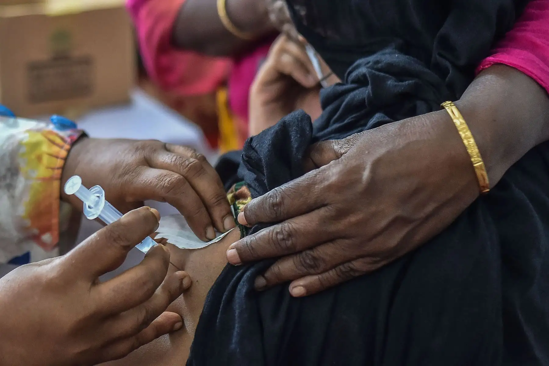 Un funcionario de salud inocula a una trabajadora sexual con la dosis de la vacuna Sinopharm contra el coronavirus Covid-19 durante una campaña especial de vacunación en Daulatdia.
Foto: AFP