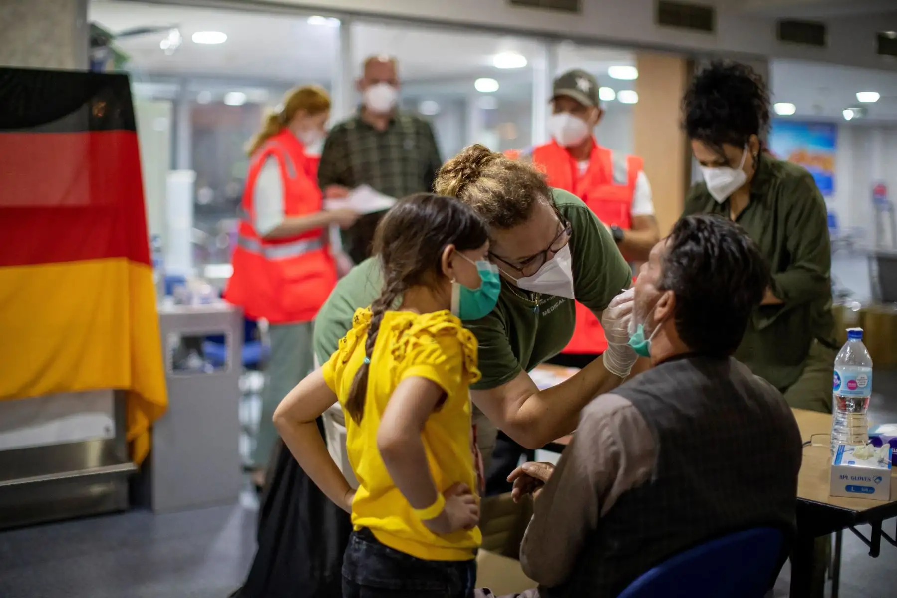 Esta foto del folleto tomada y proporcionada por las fuerzas armadas alemanas Bundeswehr muestra a los evacuados de Kabul, Afganistán, siendo examinados por el coronavirus  al llegar al aeropuerto de Tashkent, Uzbekistán.
Foto: AFP