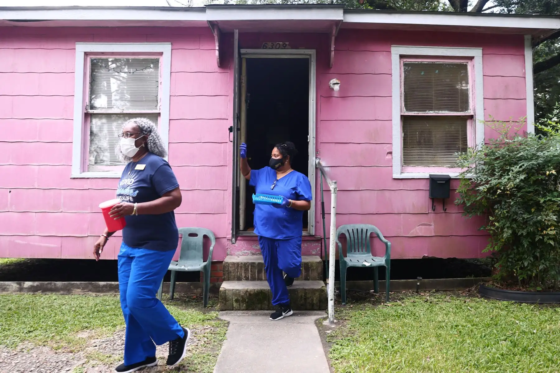 La enfermera Carla Brown  y su compañera de trabajo Missy Hastings salen de una casa después de administrar una dosis de vacuna a los residentes en el interior el  en Baton Rouge, Louisiana.
Foto: AFP