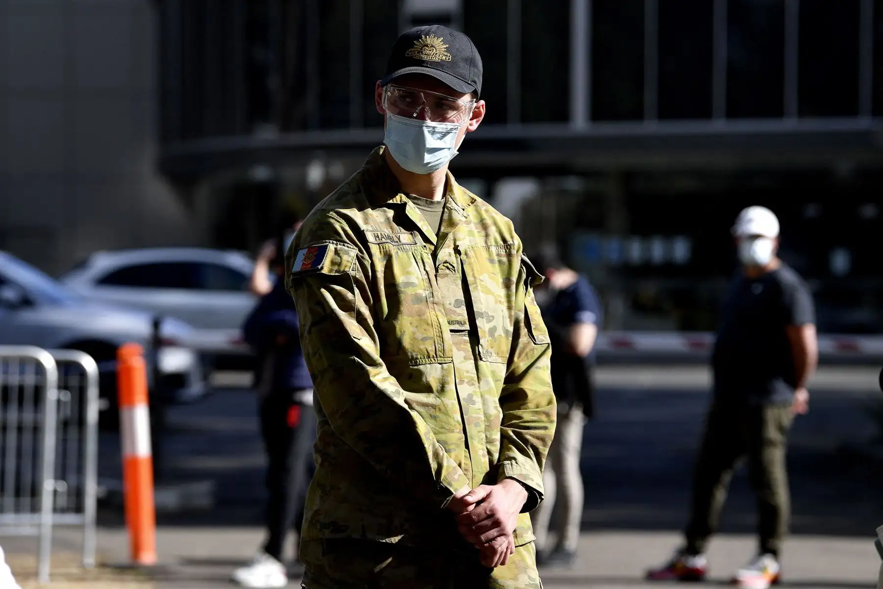 Un miembro de las fuerzas armadas australianas se encuentra fuera de un centro de vacunación masiva contra el coronavirus en Sydney.
Foto: AFP