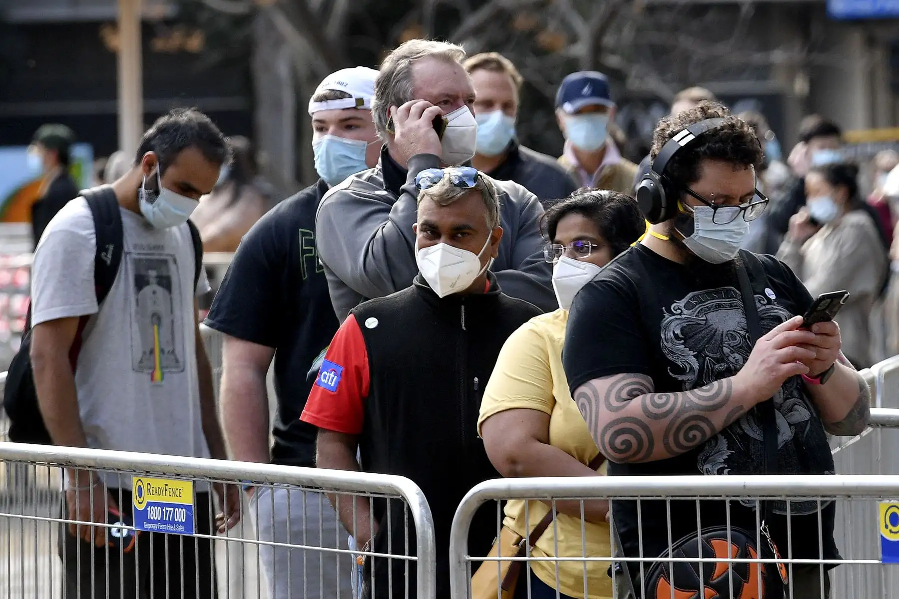 La gente espera en una cola para recibir la vacuna contra el coronavirus  en Sydney.
Foto: AFP