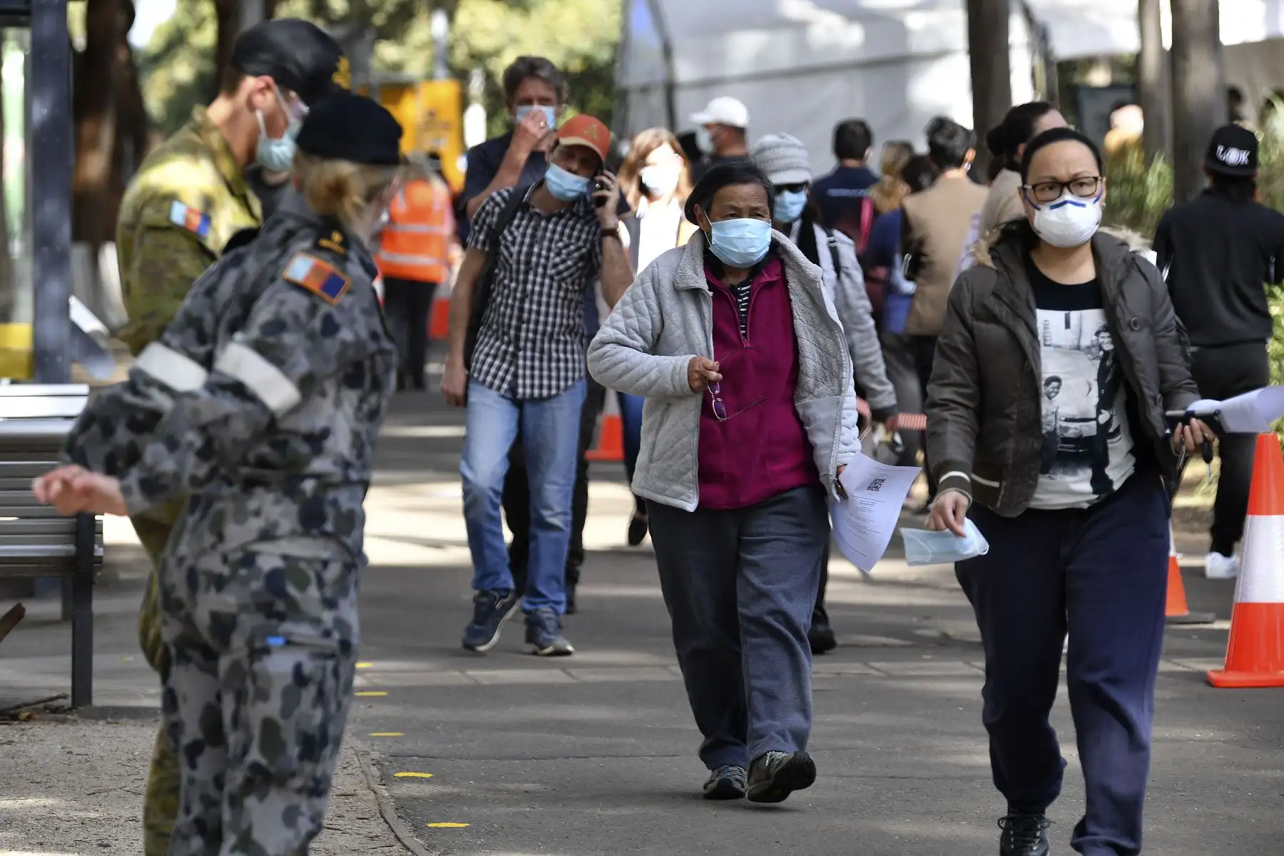 Los miembros de las fuerzas armadas australianas están listos para ayudar a las personas fuera de un centro de vacunación contra el coroanvirus  en Sydney.
Foto: AFP