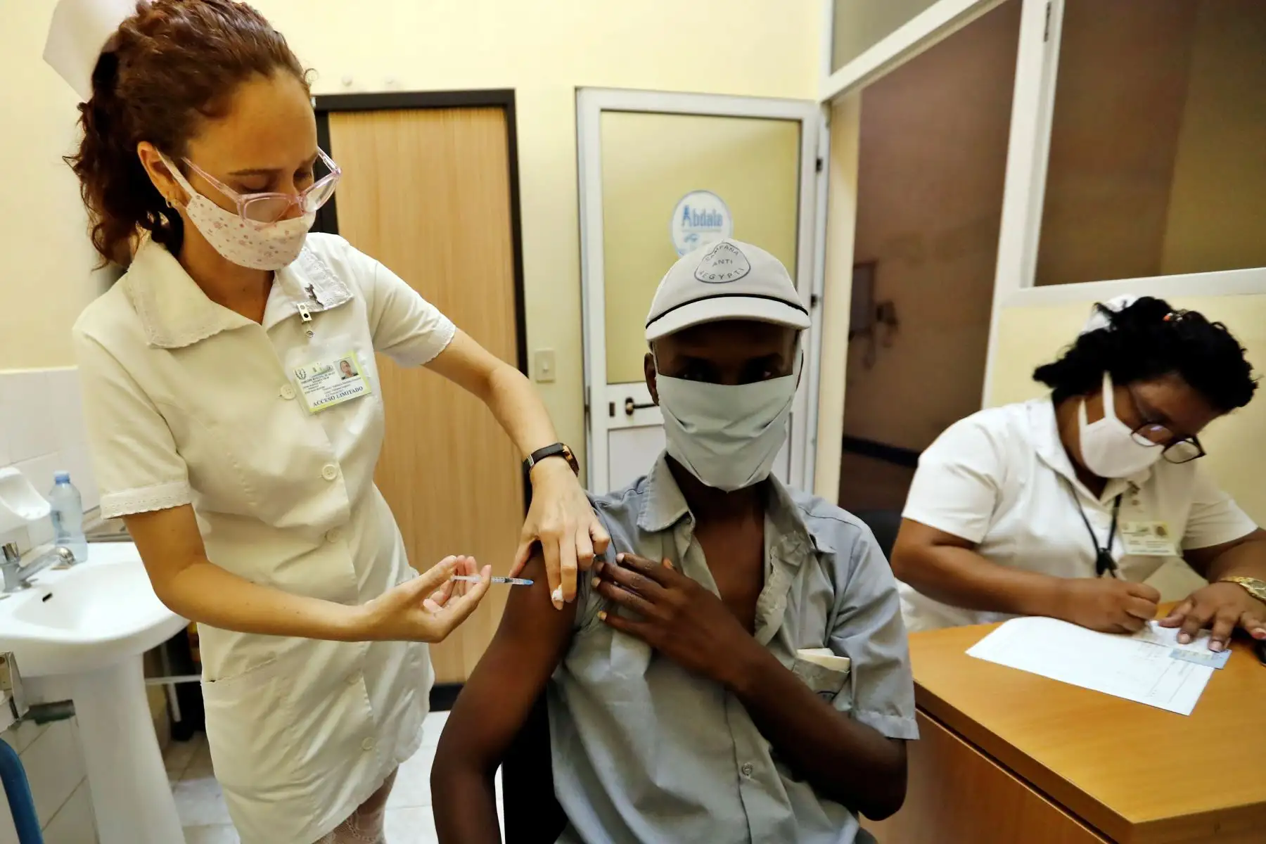 En Cuba se encuentra en proceso un estudio de intervención sanitaria contra la covid-19 con la vacuna Abdala y el candidato vacunal Soberana 02, dos de las cinco fórmulas cubanas más avanzadas. 
Foto: EFE