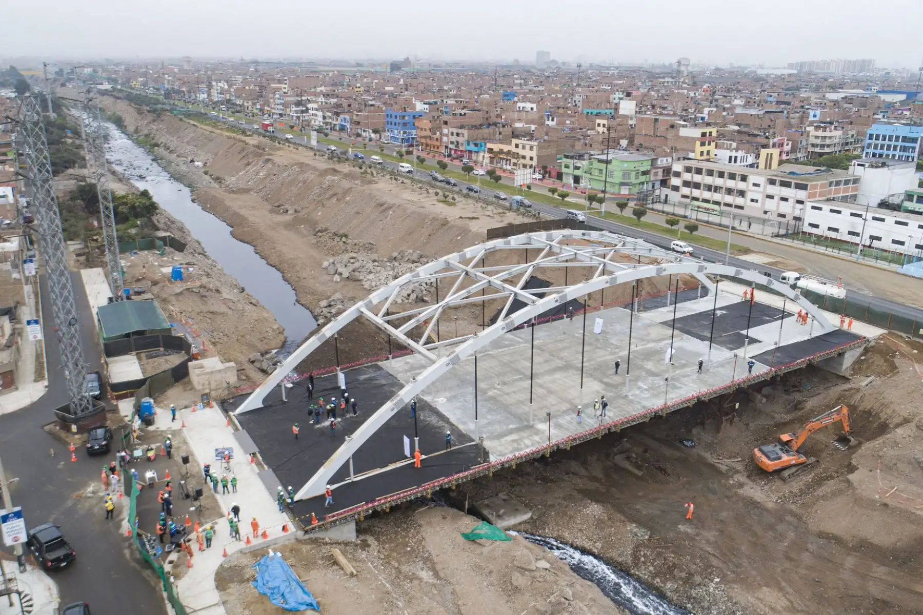 Puente Morales Duárez con un 88% de avance, la obra a cargo de la Municipalidad de Lima, a través de Emape, busca mejorar el flujo vehicular y peatonal entre ambos distritos, lo cual beneficiará a más de 100 mil vecinos.

Foto:ANDINA/Municipalidad de Lima