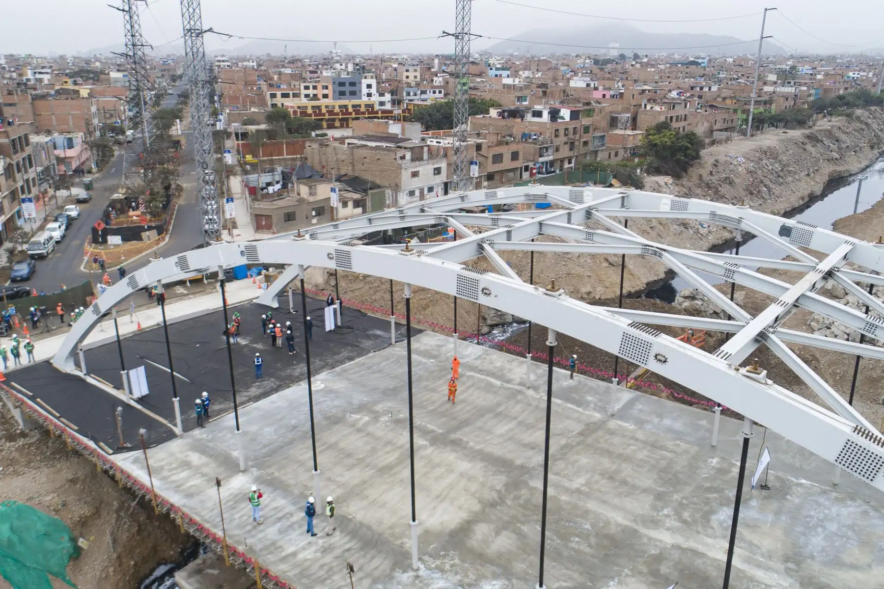 Puente Morales Duárez con un 88% de avance, la obra a cargo de la Municipalidad de Lima, a través de Emape, busca mejorar el flujo vehicular y peatonal entre ambos distritos, lo cual beneficiará a más de 100 mil vecinos.

Foto:ANDINA/Municipalidad de Lima