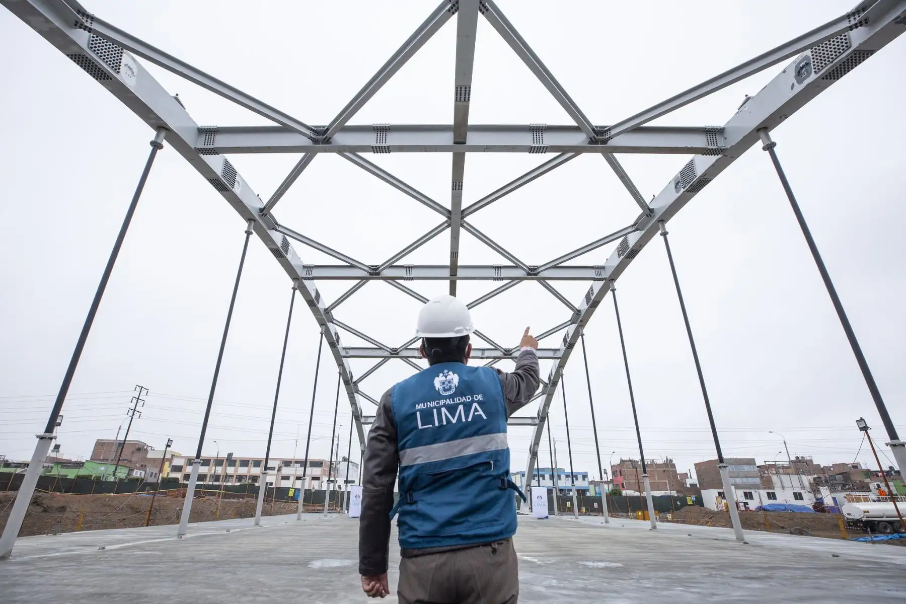 Puente Morales Duárez con un 88% de avance, la obra a cargo de la Municipalidad de Lima, a través de Emape, busca mejorar el flujo vehicular y peatonal entre ambos distritos, lo cual beneficiará a más de 100 mil vecinos.

Foto:ANDINA/Municipalidad de Lima