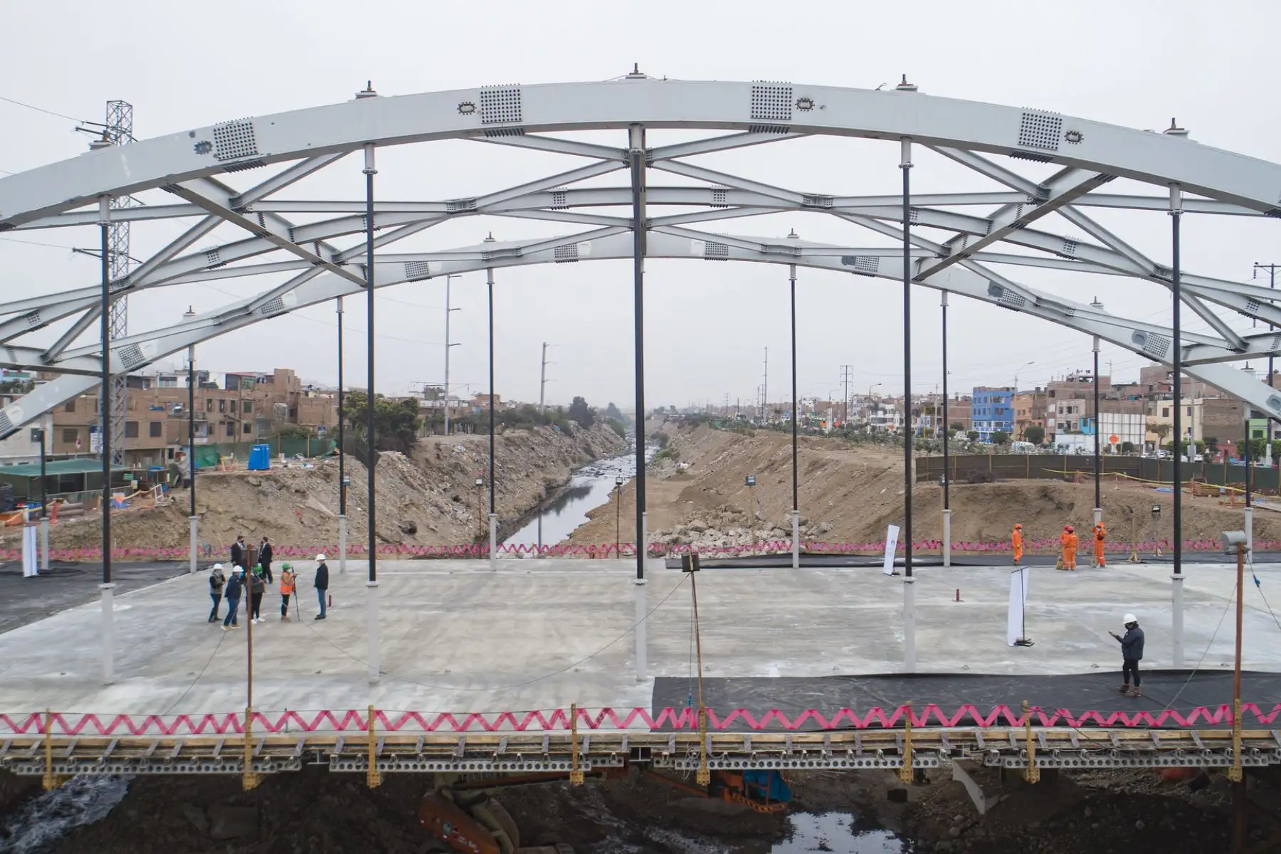 El nuevo puente Morales Duárez, que será entregado a la ciudad el segundo semestre de este año, tendrá 70 metros de largo y 25 metros de ancho.

Foto:ANDINA/Municipalidad de Lima