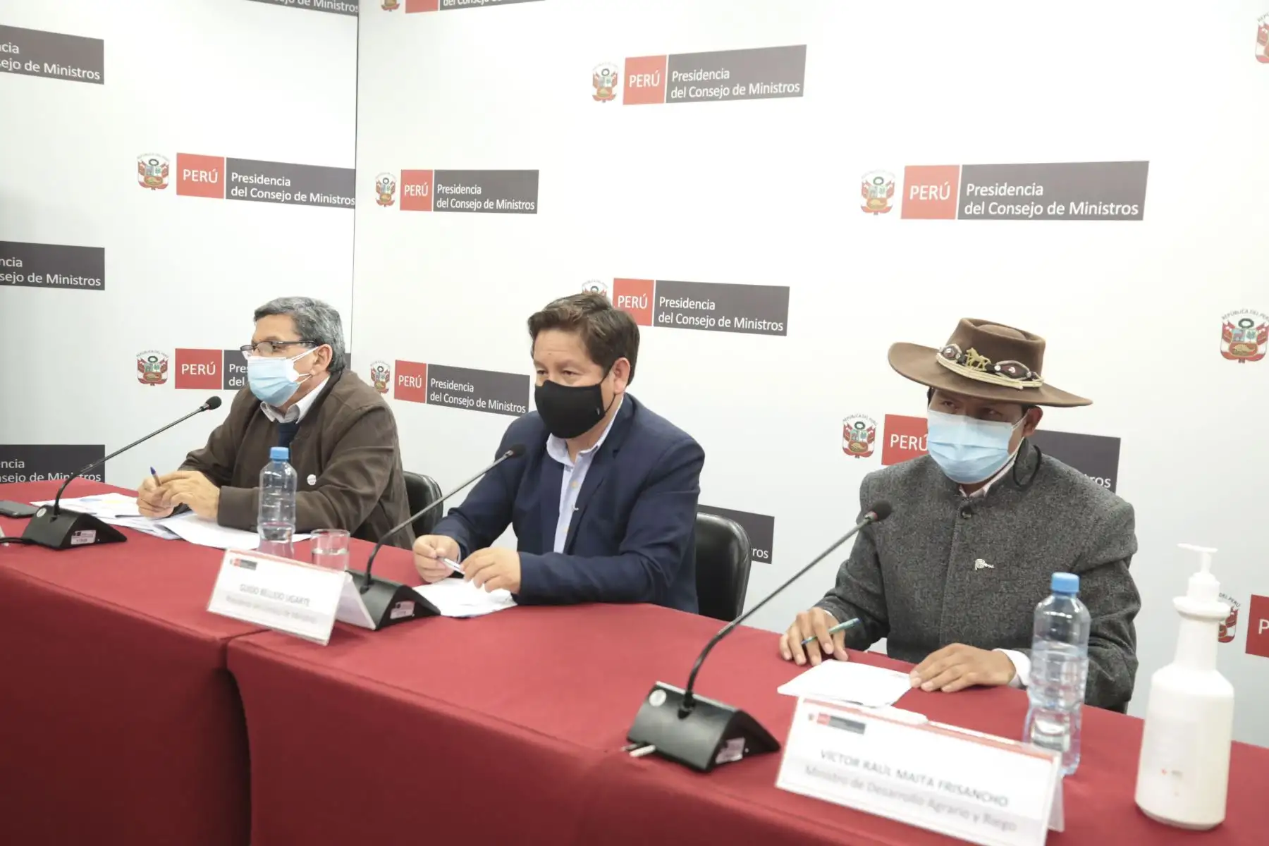 El jefe de Gabinete, Guido Bellido, junto con el ministro de Salud Hernando Cevallos y el ministro de Desarrollo Agrario, Víctor Maita, informan sobre acuerdos adoptados en sesión del Consejo de Ministros. Foto: ANDINA/PCM