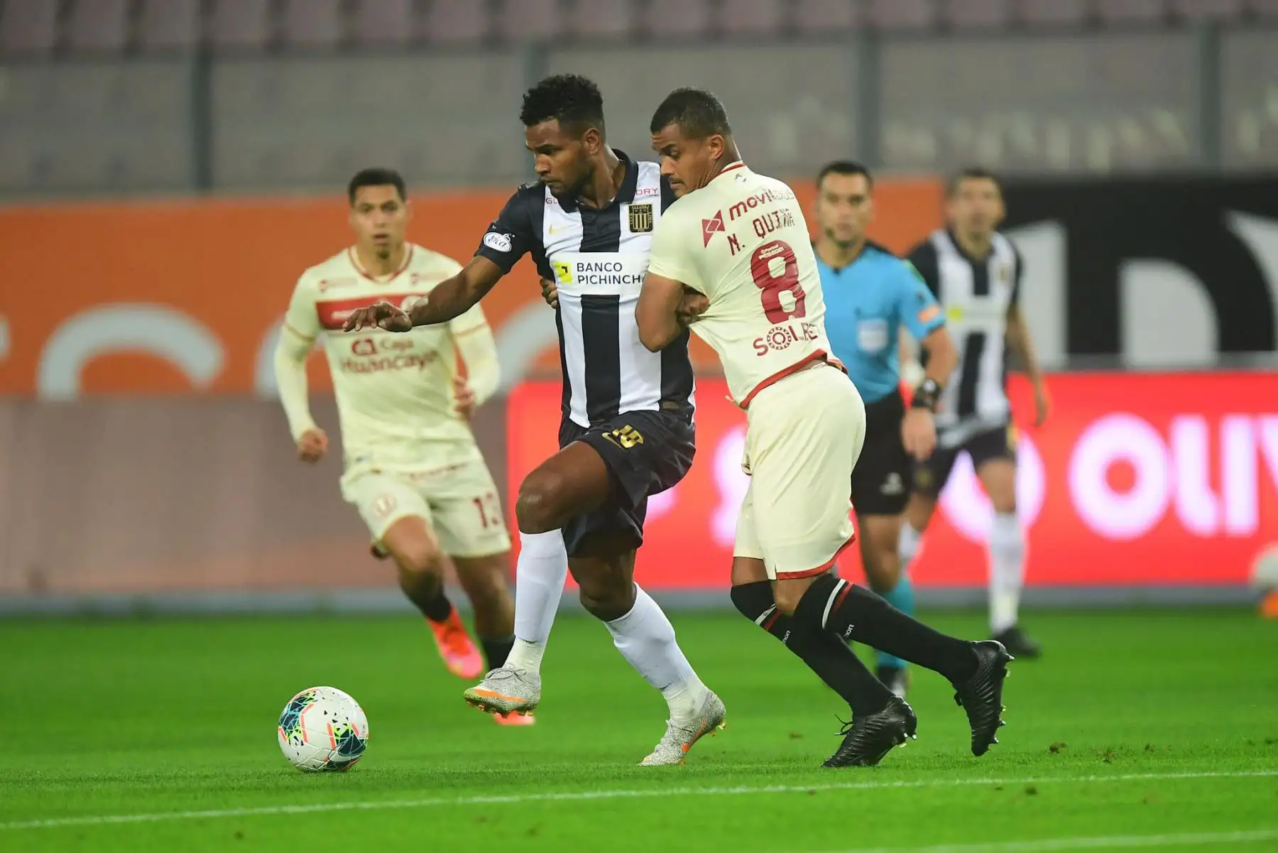 Nelinho Quina de Universitario de Deportes disputa el balón ante un jugador de Alianza Lima en el clásico peruano por un partido de la fecha 7 de la Fase 2 de la Liga 1 desde el Estadio Nacional. Foto: La Liga