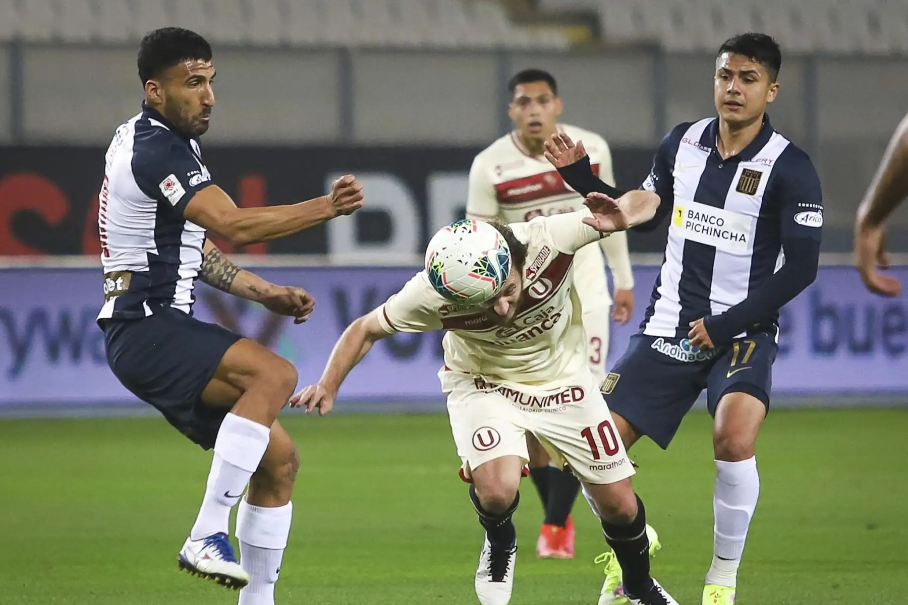 Jugadores de Alianza Lima disputan el balón ante H. Novick de Universitario de Deportes en el clásico peruano por un partido de la fecha 7 de la Fase 2 de la Liga 1 desde el Estadio Nacional. Foto: La Liga