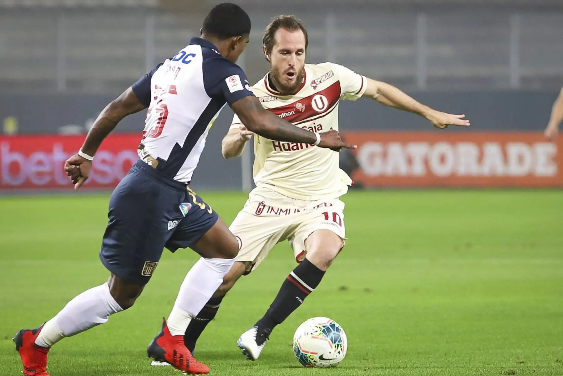 H. Novick de Universitario de Deportes gana el balón a jugadores de Alianza Lima en el clásico peruano por un partido de la fecha 7 de la Fase 2 de la Liga 1 desde el Estadio Nacional. Foto: La Liga