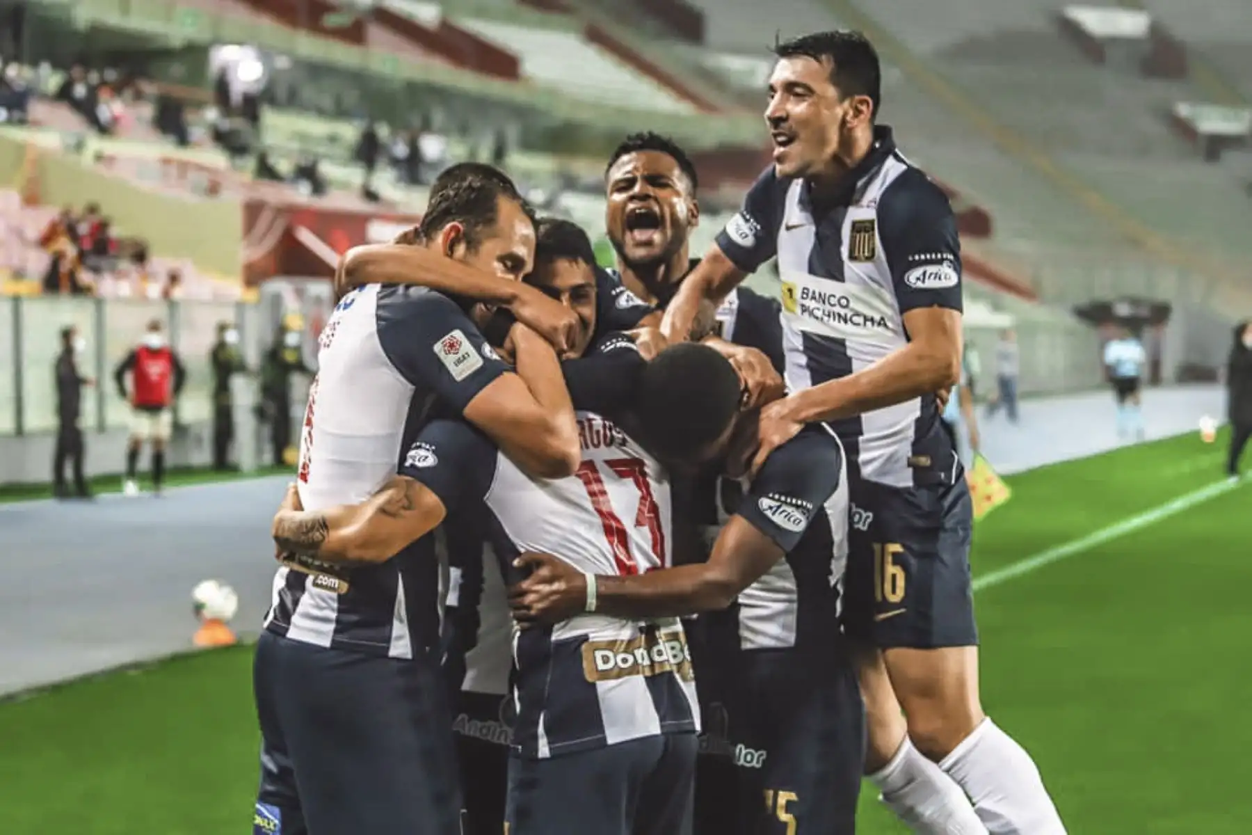 Jugadores de Alianza Lima celebran anotación de gol en el clásico peruano por un partido de la fecha 7 de la Fase 2 de la Liga 1 desde el Estadio Nacional. Foto: La Liga