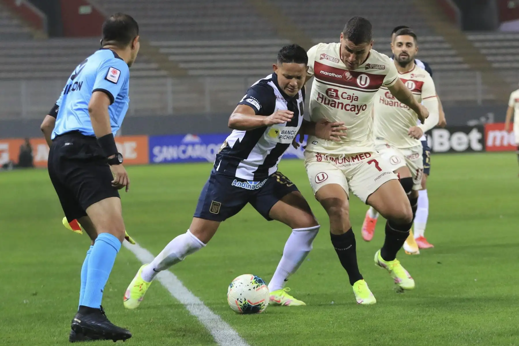 Jugadores de Alianza Lima y Universitario de Deportes disputan el balón en el clásico peruano por un partido de la fecha 7 de la Fase 2 de la Liga 1 desde el Estadio Nacional. Foto: La Liga