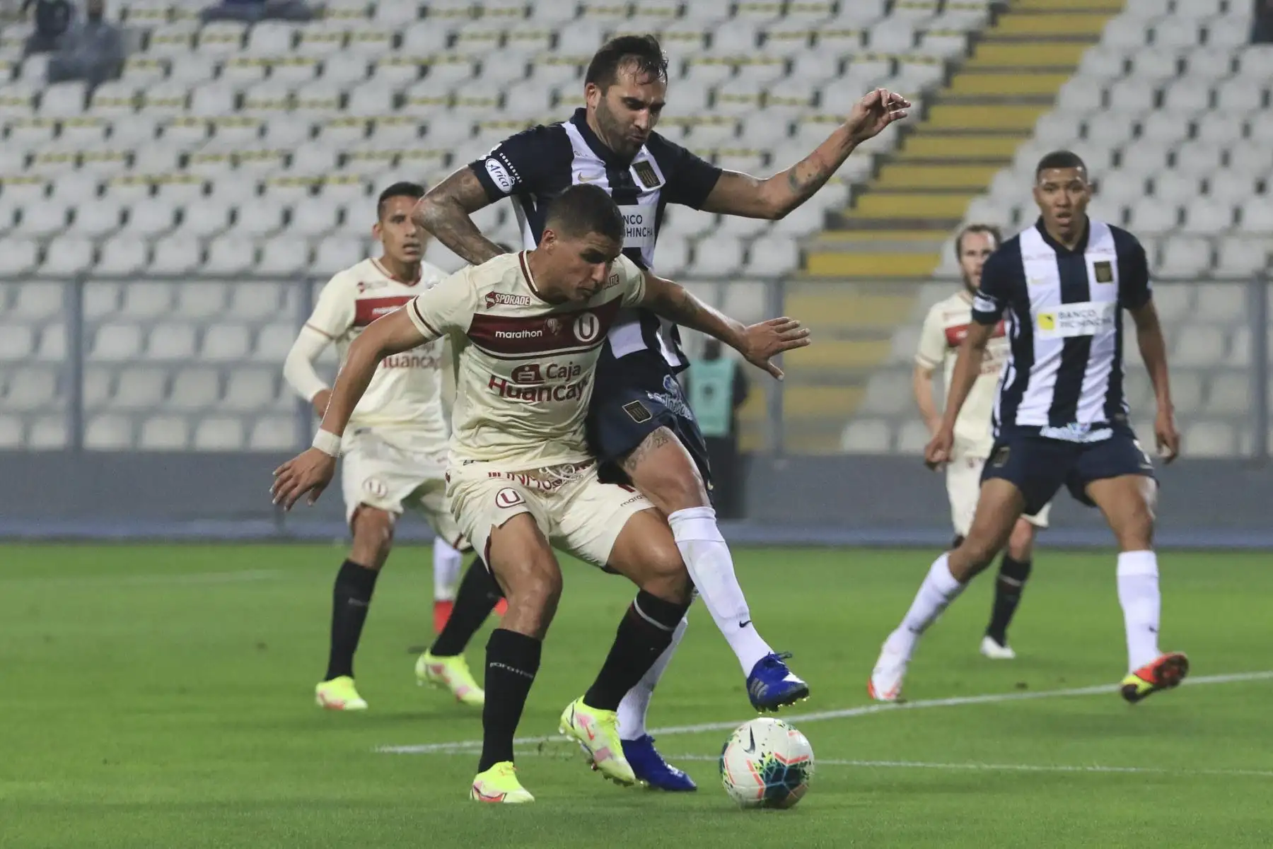 Jugadores de Alianza Lima y Universitario de Deportes disputan el balón en el clásico peruano por un partido de la fecha 7 de la Fase 2 de la Liga 1 desde el Estadio Nacional. Foto: La Liga