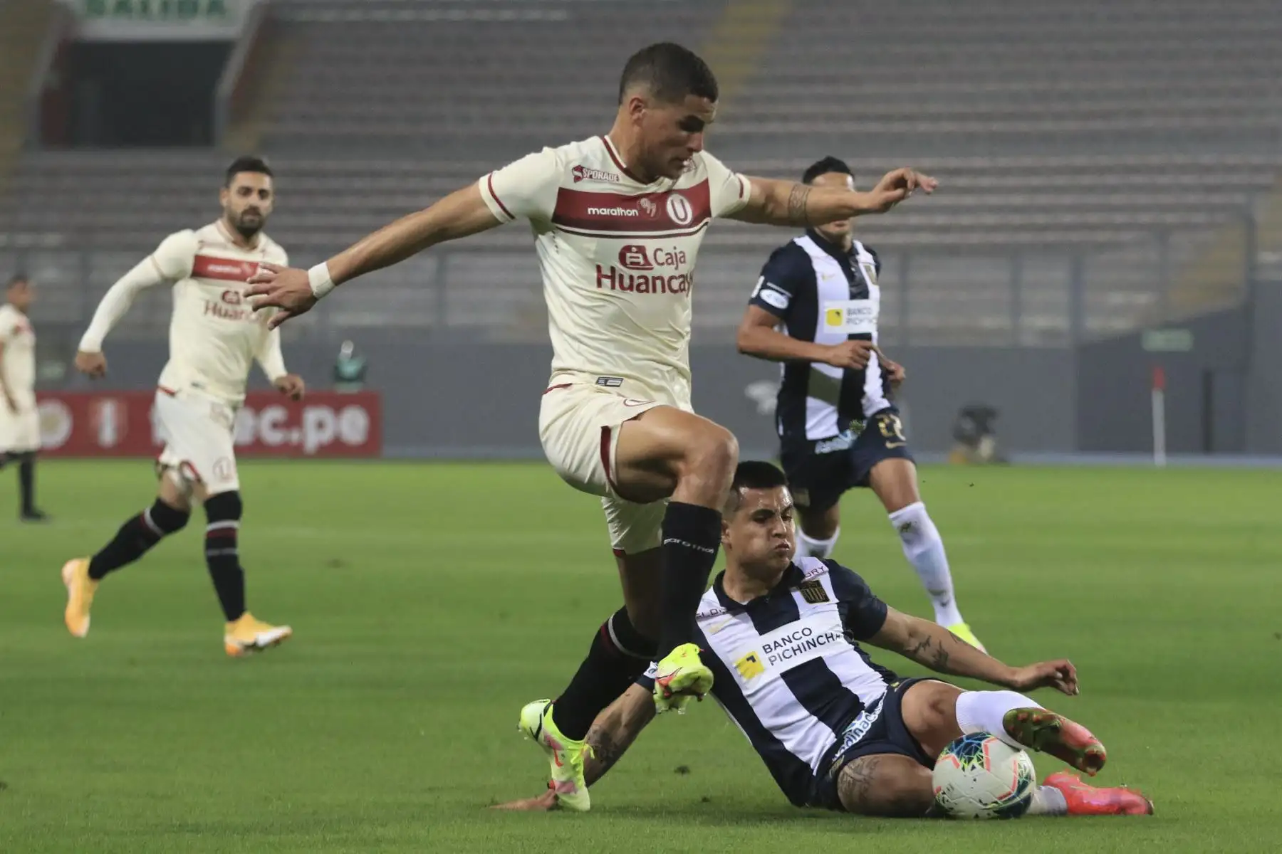 Jugadores de Alianza Lima y Universitario de Deportes disputan el balón en el clásico peruano por un partido de la fecha 7 de la Fase 2 de la Liga 1 desde el Estadio Nacional. Foto: La Liga