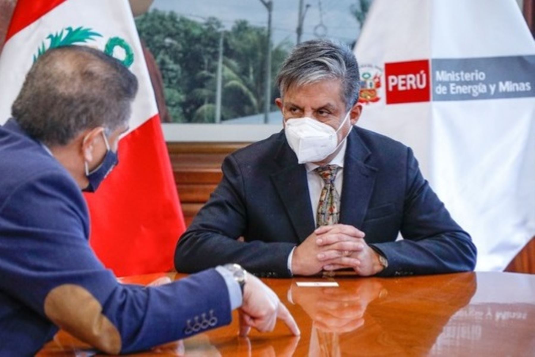 El ministro de Energía y Minas, Iván Merino Aguirre, dialoga con el gobernador regional de La Libertad, Manuel Llempén Coronel. Foto: Cortesía.