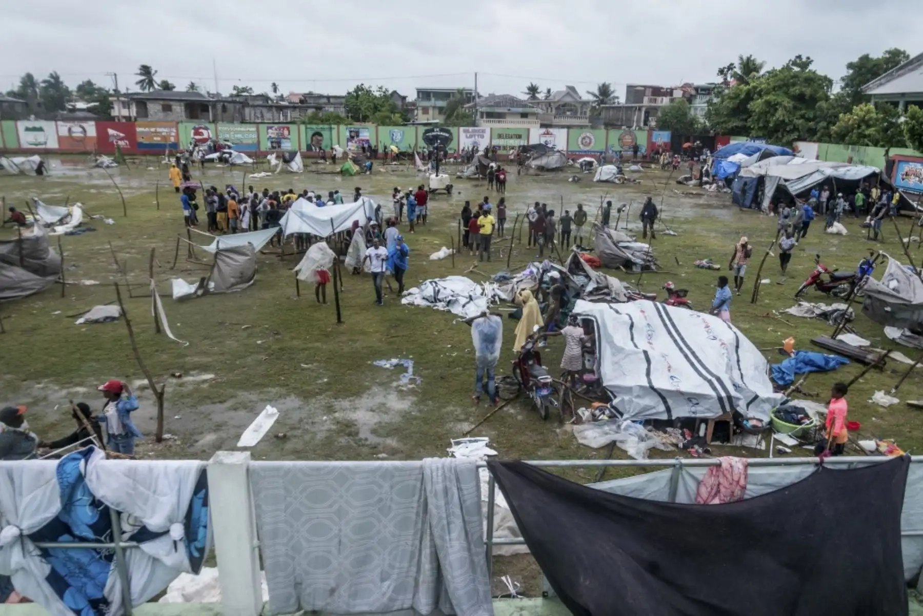 Cinco días después del terremoto que devastó el suroeste de Haití, las autoridades se enfrentan al desafío de entregar ayuda humanitaria de manera segura a los cientos de miles de víctimas, algunas de las cuales viven en zonas aisladas. Foto: AFP