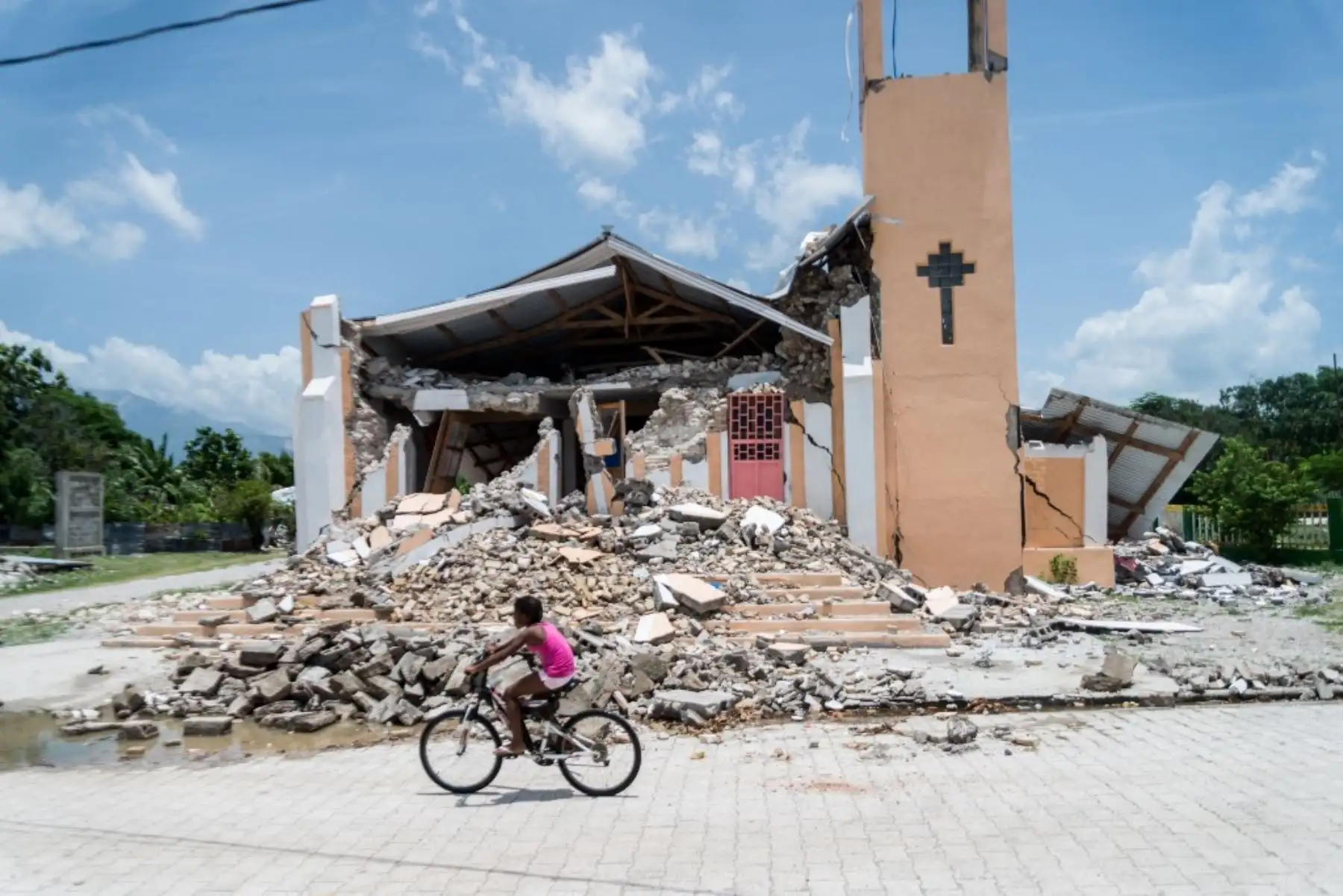 Desde principios de junio, el tránsito seguro era imposible en dos kilómetros de la ruta que atraviesa Martissant, un barrio pobre de la capital haitiana asolado por enfrentamientos entre bandas. Foto: AFP