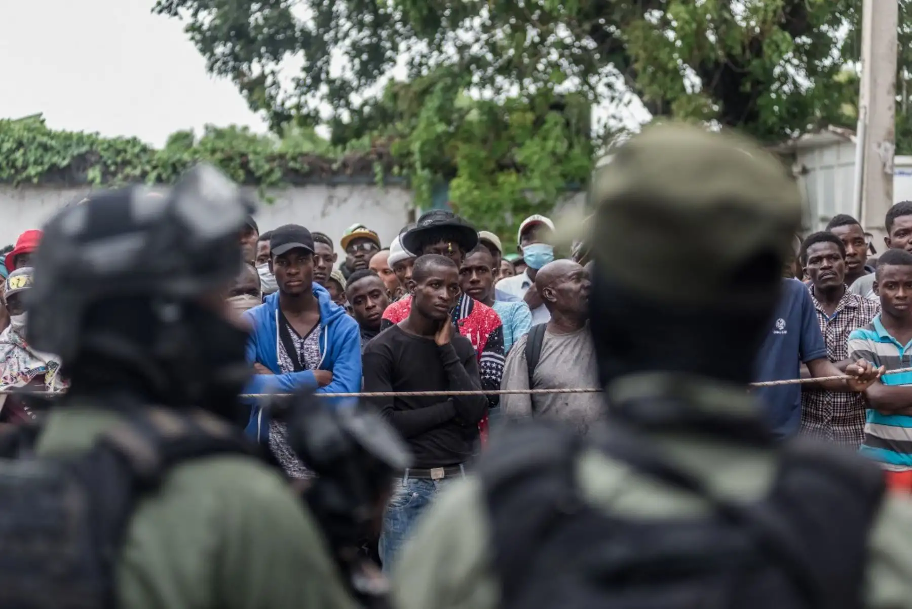 Tras el terremoto, cesaron los disparos esporádicos y los ataques al azar contra vehículos, sin que se haya realizado ningún operativo policial para recuperar el control del barrio, según las autoridades. Foto: AFP