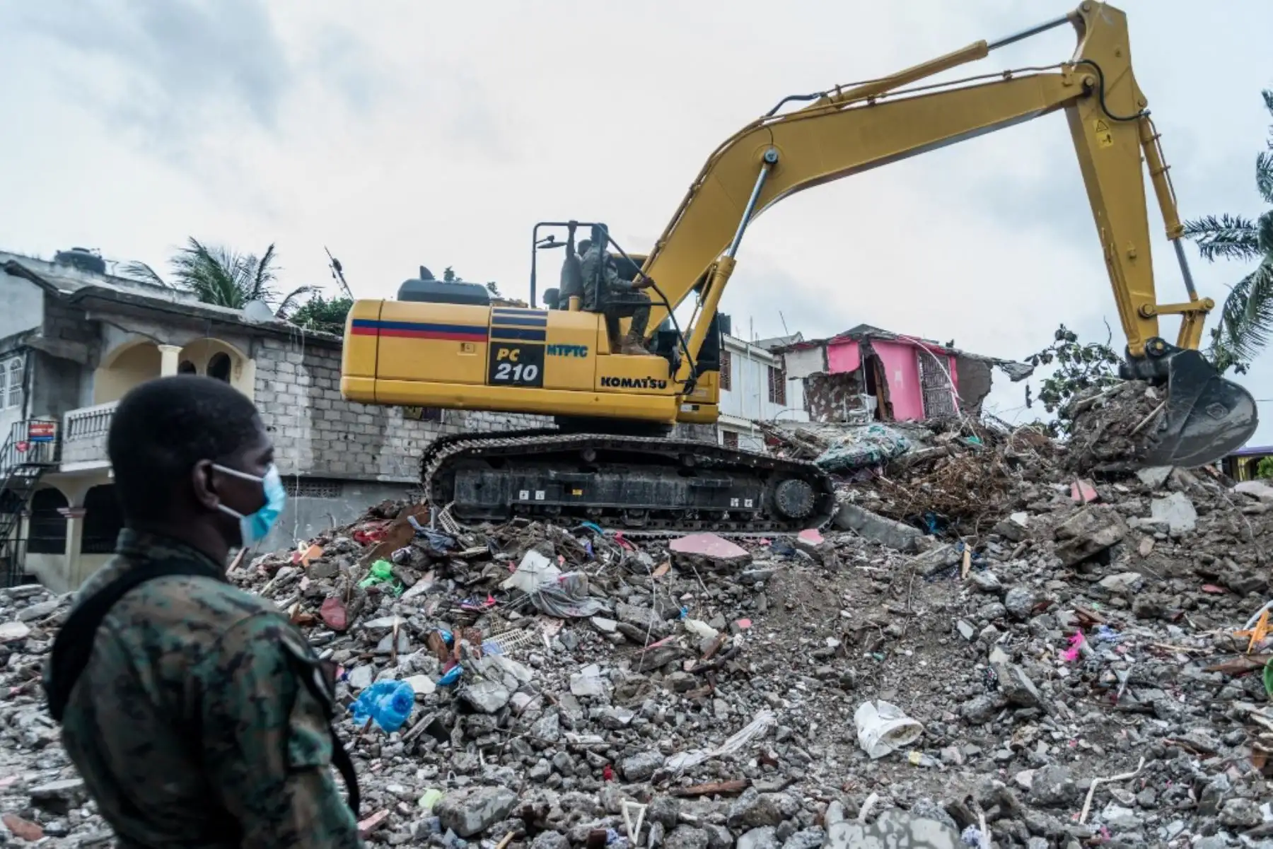 A más de 200 kilómetros de allí, en la pequeña localidad de Maniche, los pobladores esperan el apoyo que tanto necesitan tras el terremoto de magnitud 7,2 que dejó al menos 2.189 muertos, 12.268 heridos y 32 desaparecidos, segun estimaciones actualizadas la noche del miércoles. Foto: AFP