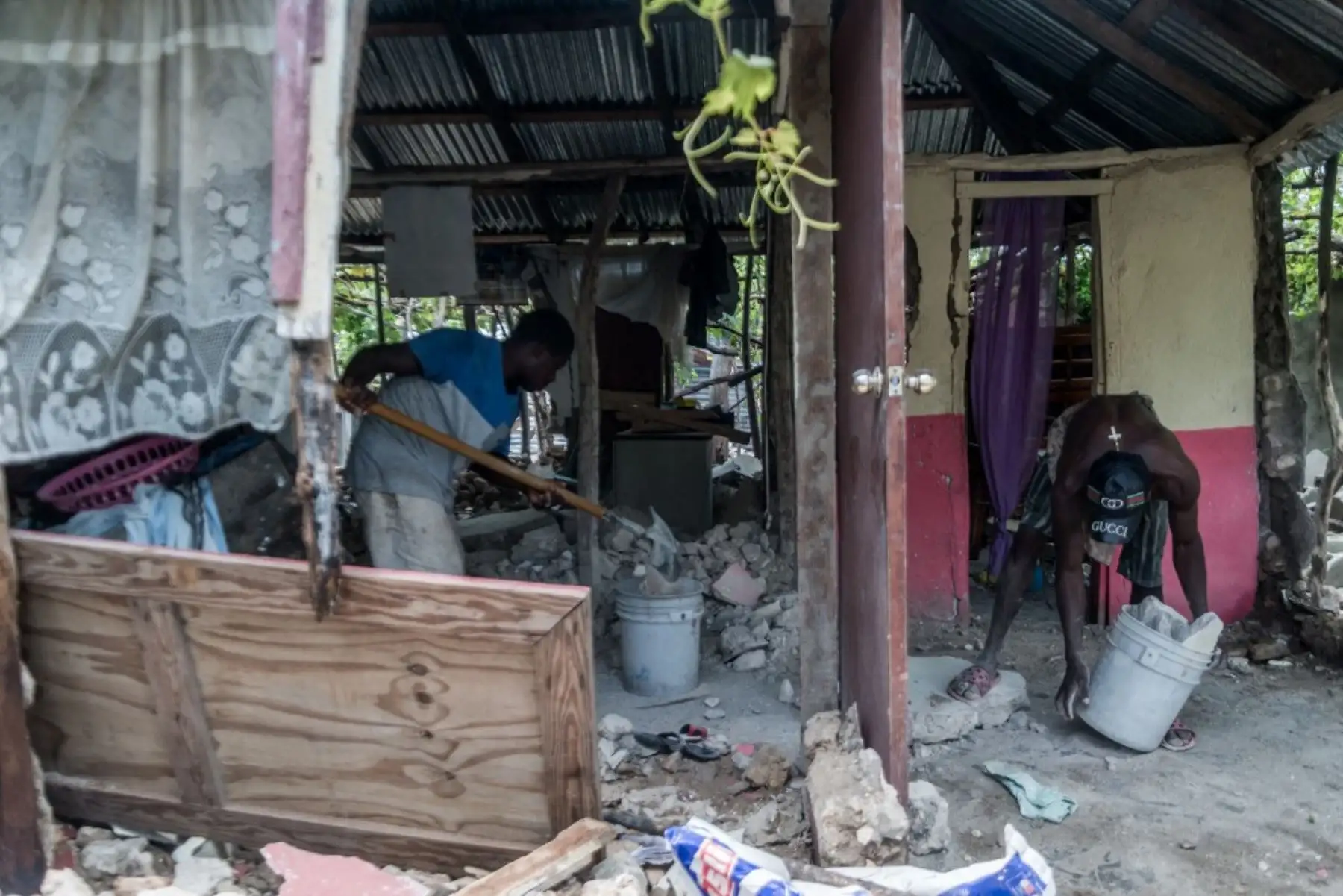 “Ya es complicado recibir ayuda aquí en el centro de Maniche y cuando eso sucede, nunca llega a las víctimas de zonas aisladas”, lamenta, recordando la gestión de la ayuda humanitaria tras el arrasador pasaje del huracán Matthew en 2016. Foto: AFP