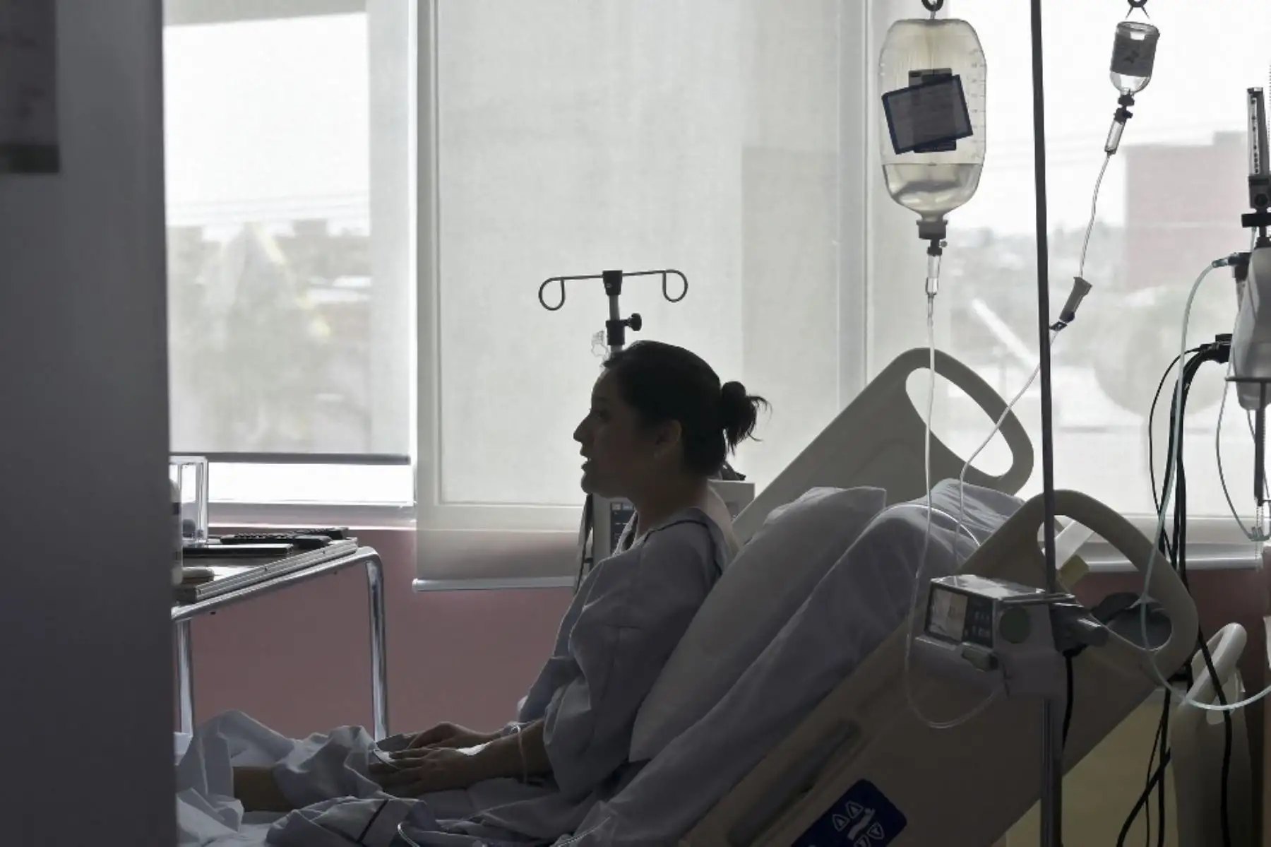 La tercera ola, que golpea especialmente a personas entre 18 y 39 años por ser el grupo más rezagado en el proceso de vacunación, llevó al gobierno a declarar desde la primera semana de agosto la máxima alerta sanitaria en la capital mexicana, aunque sin medidas restrictivas. Foto: AFP