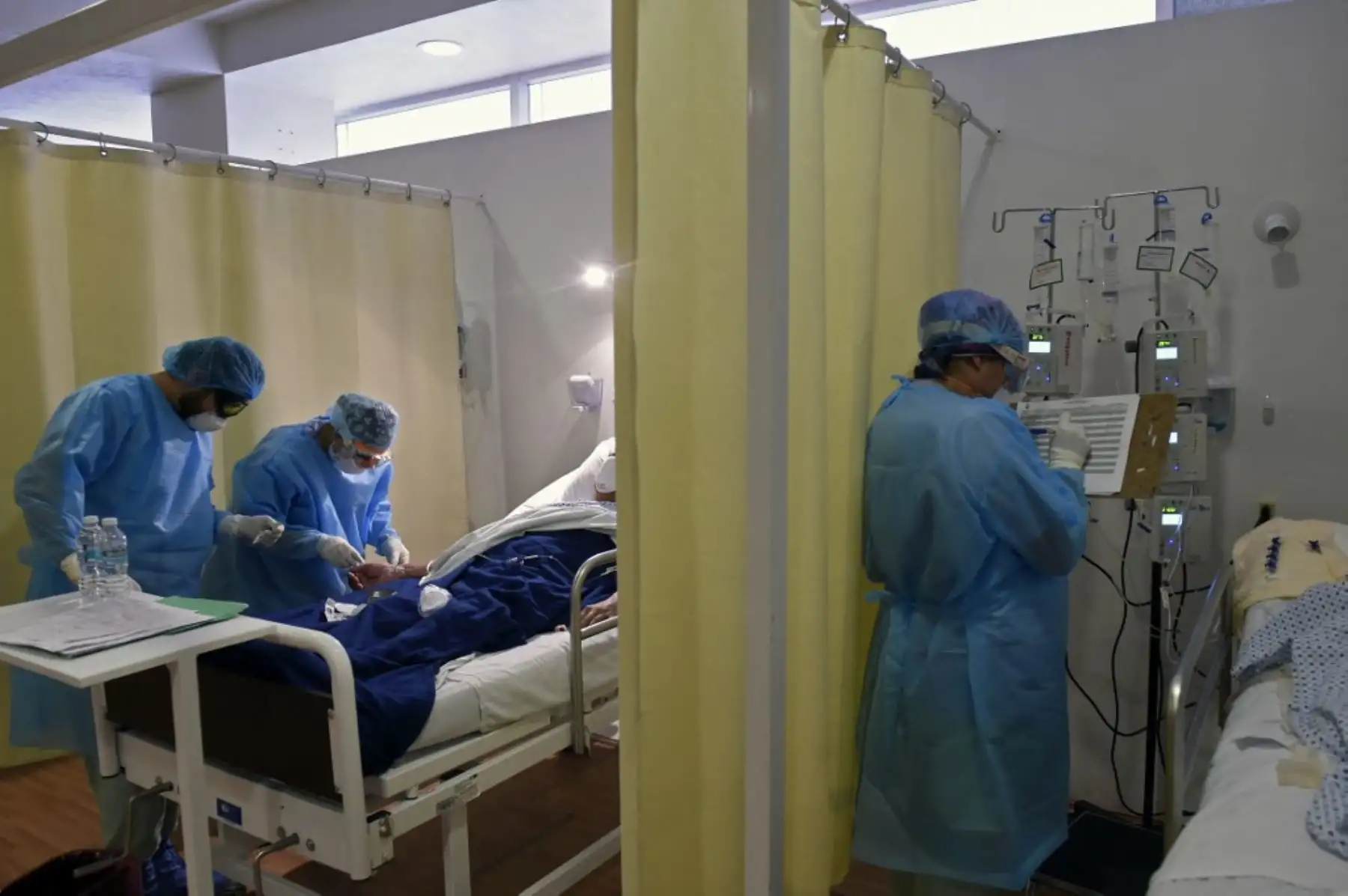 México reportó este miércoles el mayor número de nuevos casos confirmados de covid-19 en 24 horas en lo que va de la pandemia, con 28.953 infecciones, en medio de una imparable tercera ola. Foto: AFP