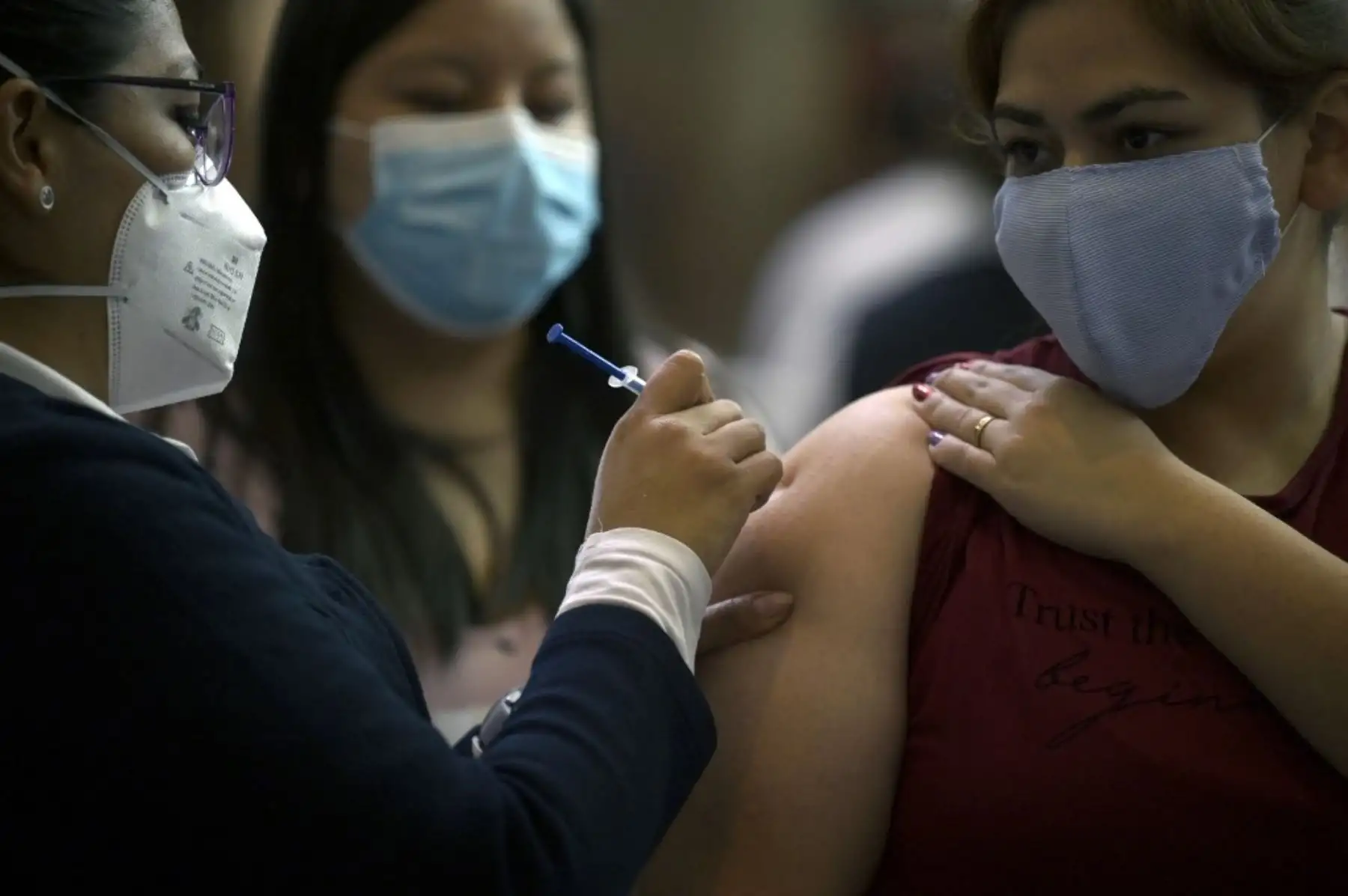 Pese al repunte, la ocupación hospitalaria se mantiene lejos del pico de enero, durante la segunda ola, cuando superó el 90% de las camas, gracias a la vacunación. Actualmente están ocupadas 38% de las camas generales y 40% de las equipadas con ventilador, según datos de la alcaldí. Foto: AFP